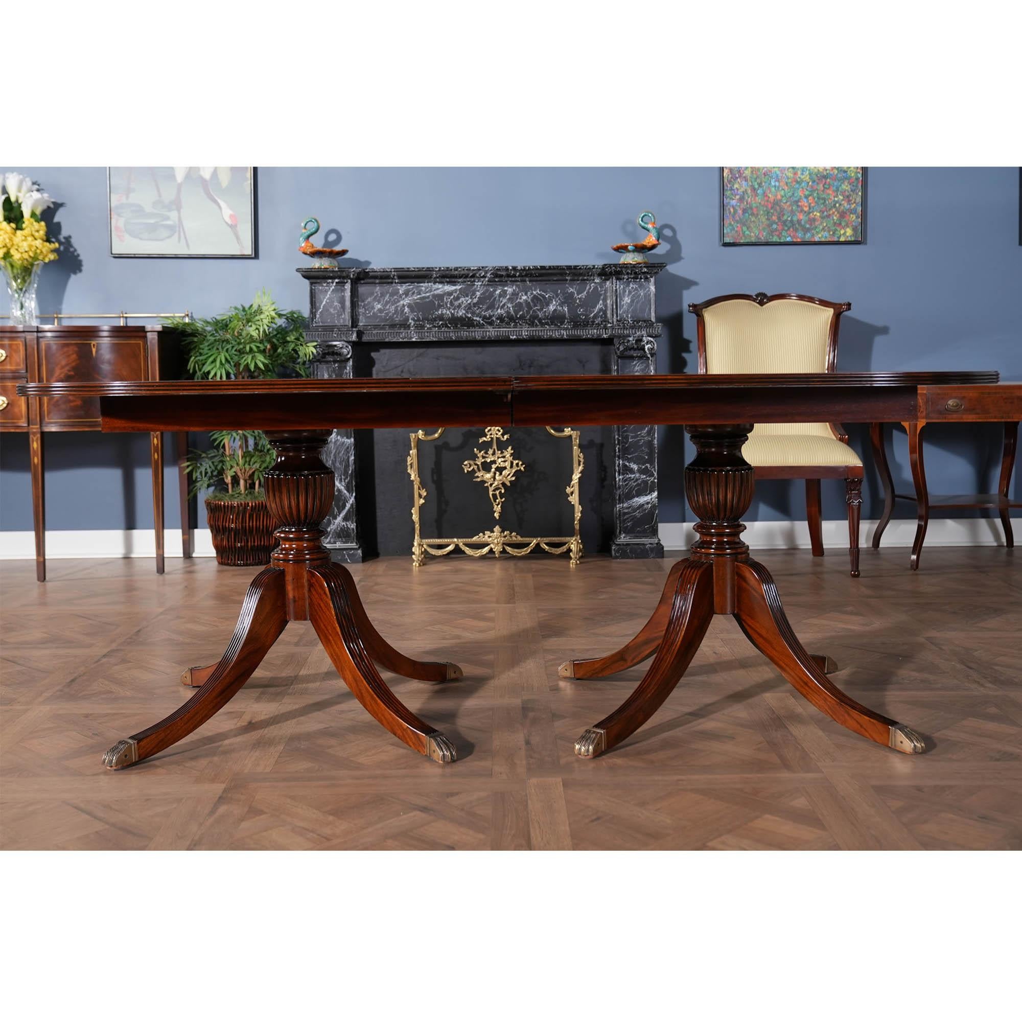 Table de salle à manger Classic en acajou en vente 2