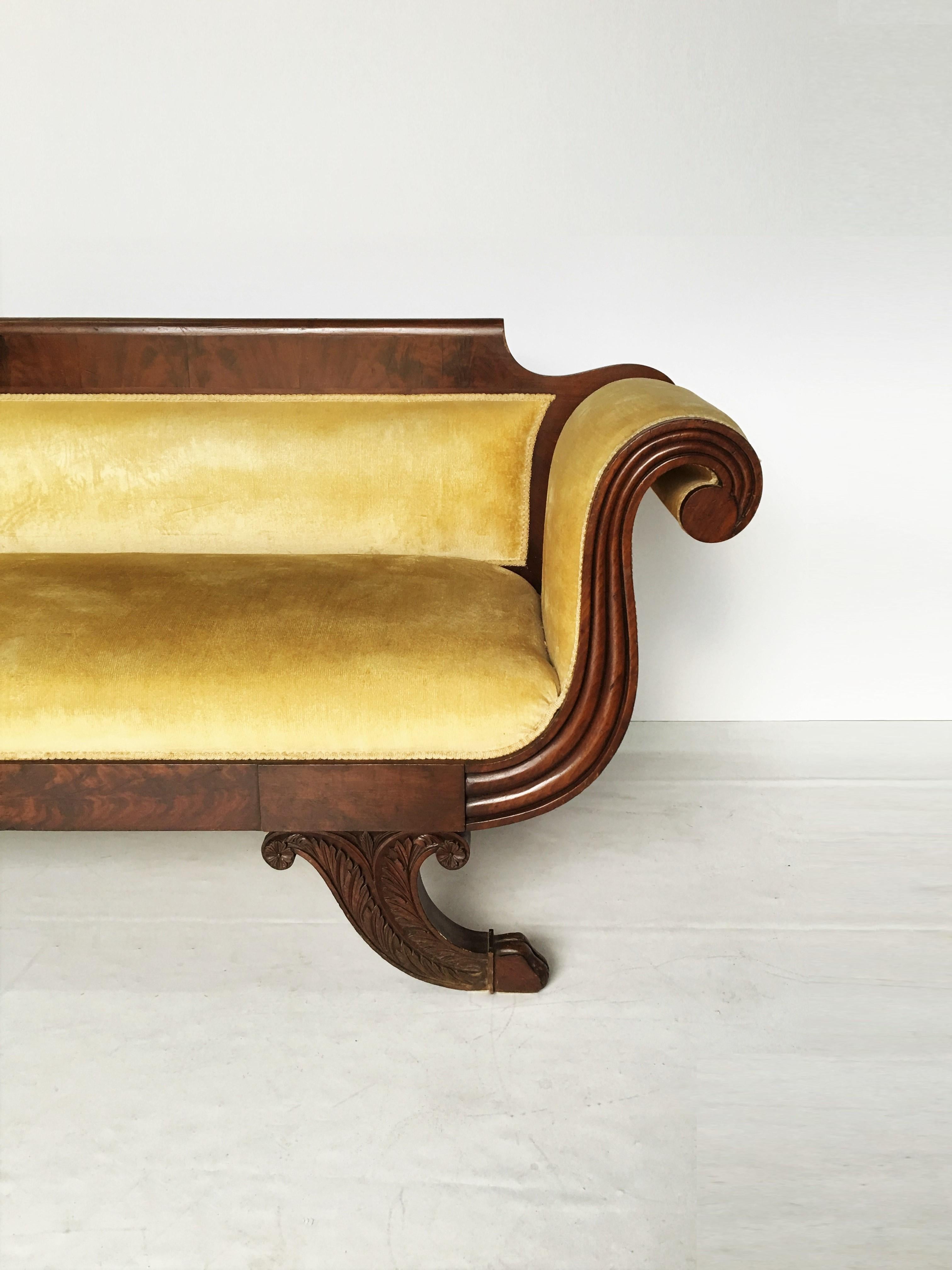 Klassisches griechisches Mahagoni-Sofa in Gelb (amerikanisch) im Angebot