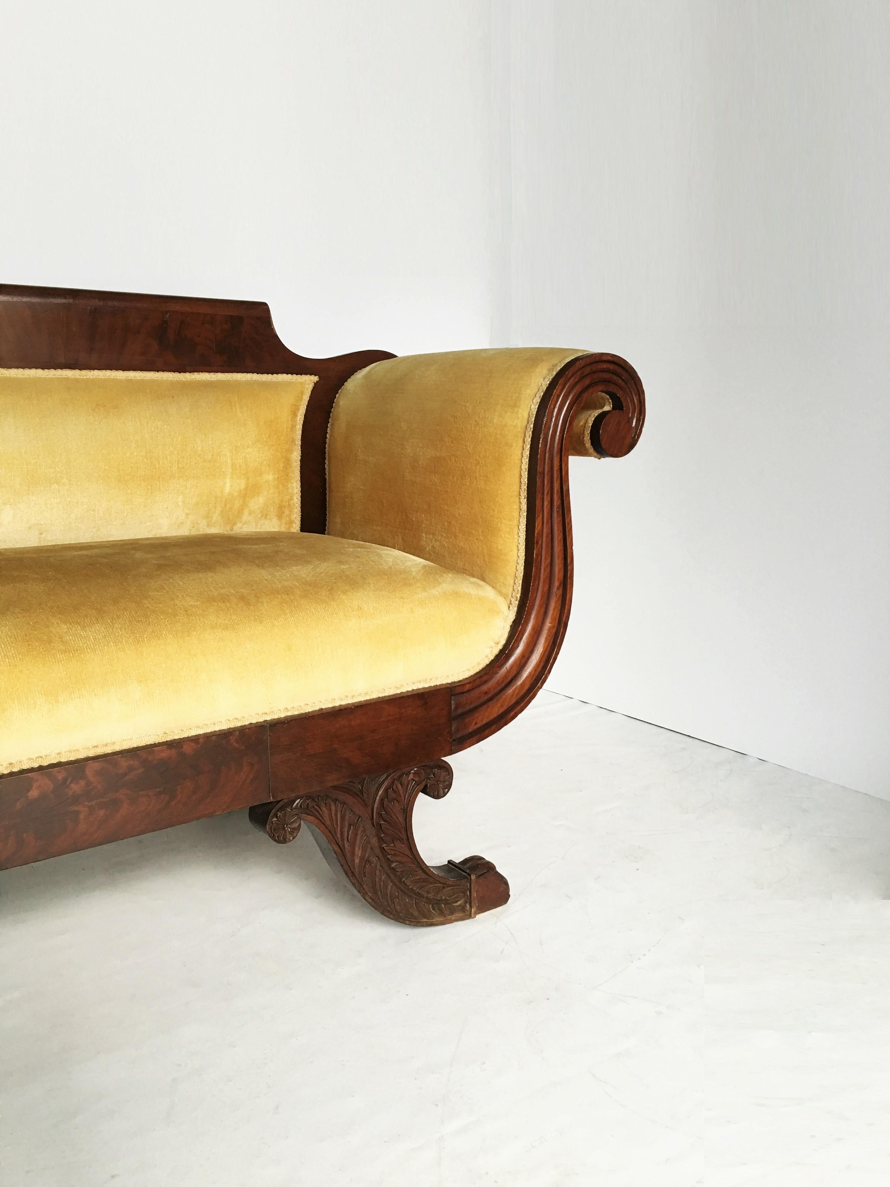 Klassisches griechisches Mahagoni-Sofa in Gelb im Zustand „Gut“ im Angebot in Dallas, TX