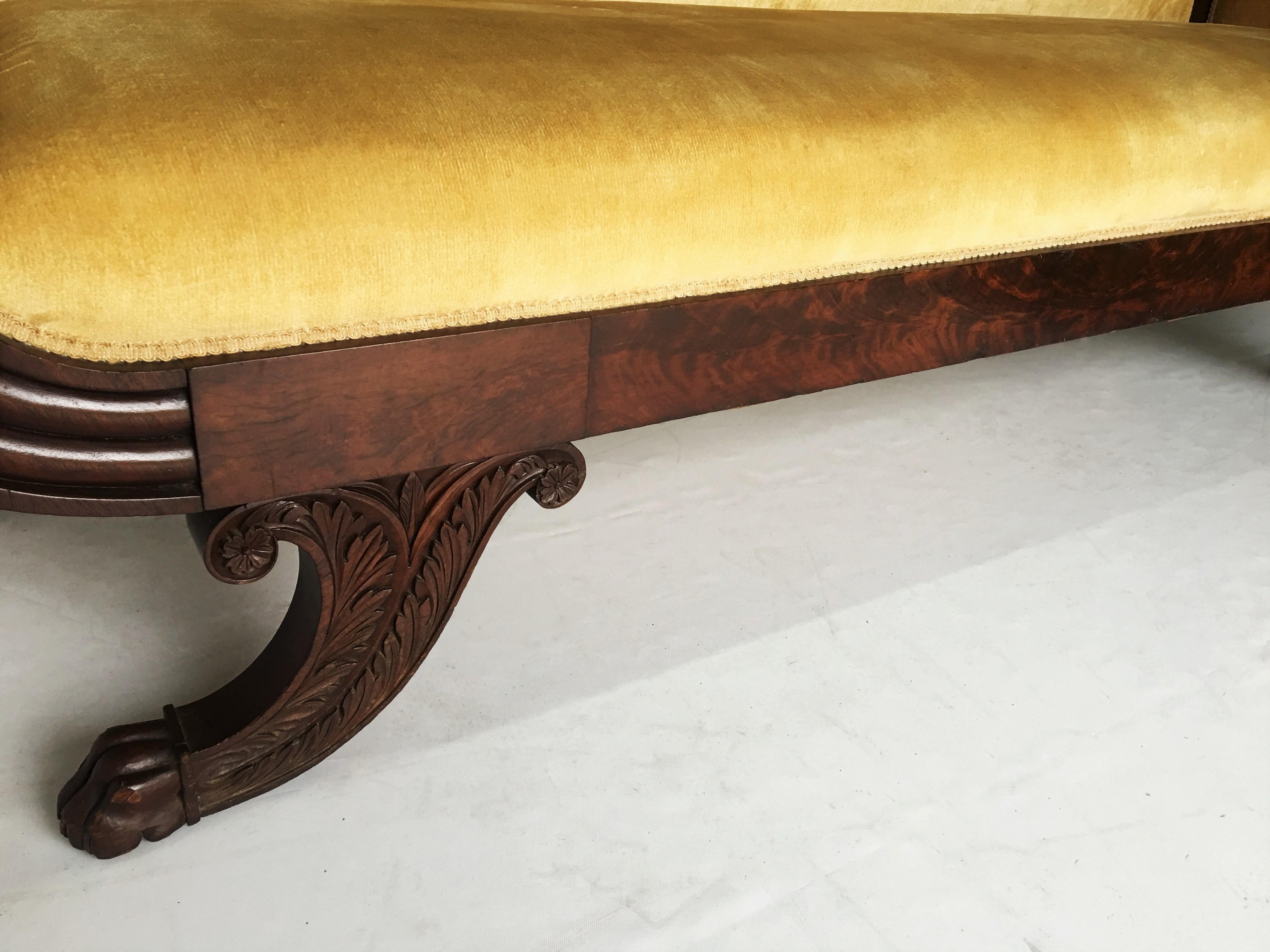 Klassisches griechisches Mahagoni-Sofa in Gelb (20. Jahrhundert) im Angebot