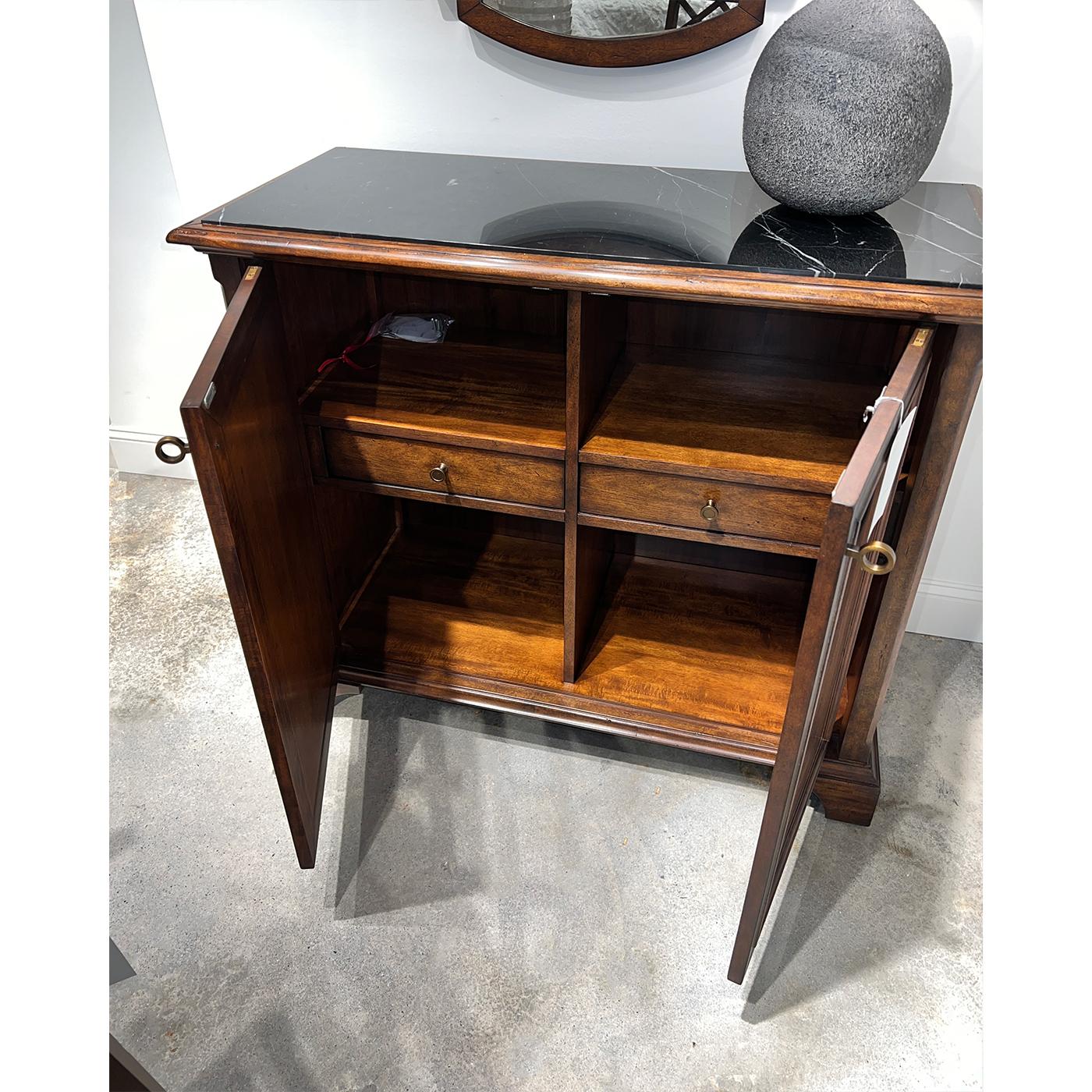 Mueble bar clásico con tapa de mármol Georgiano en venta