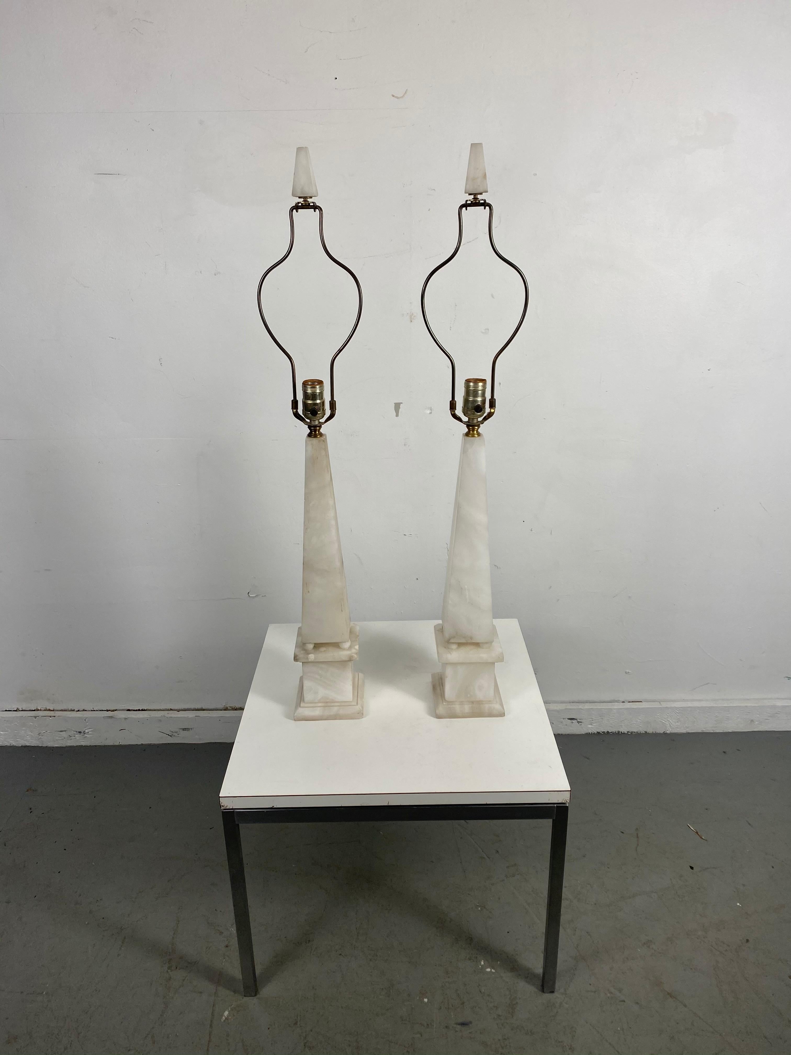 Paar zusammenpassende Obelisken-Tischlampen aus Alabaster, Italien im Angebot 1