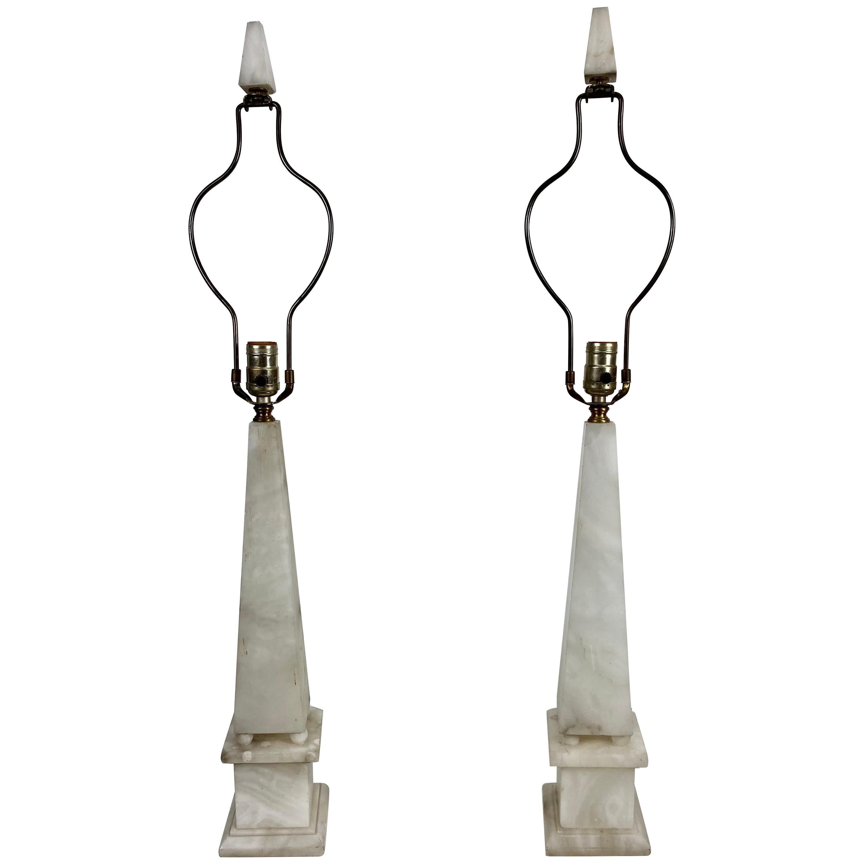 Paar zusammenpassende Obelisken-Tischlampen aus Alabaster, Italien im Angebot