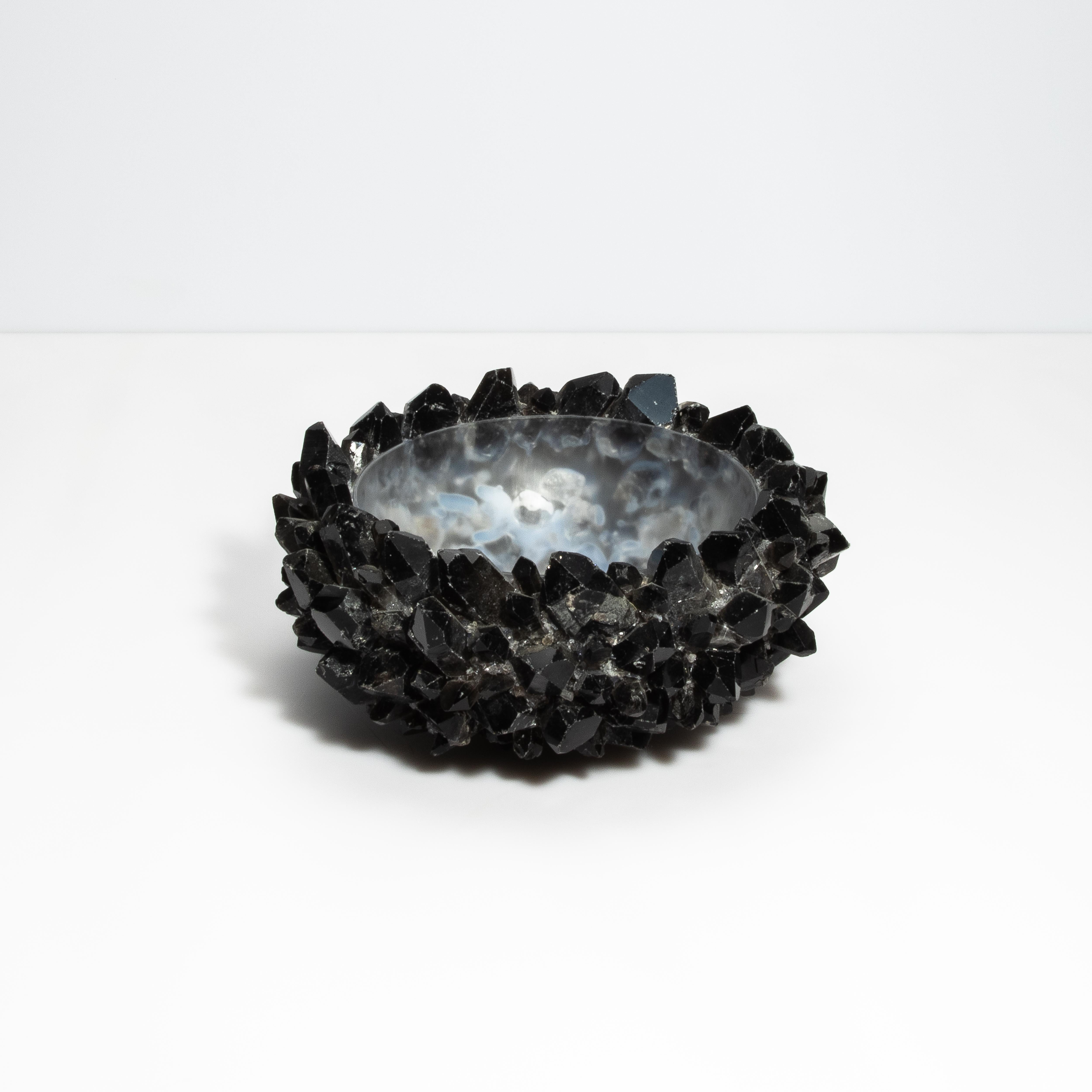 Laissez-vous séduire par l'allure captivante de la Collection Rock Crystal de Kathryn McCoy, un chef-d'œuvre qui allie harmonieusement la beauté brute de la nature à un savoir-faire artisanal exquis. Disponible en différentes tailles et