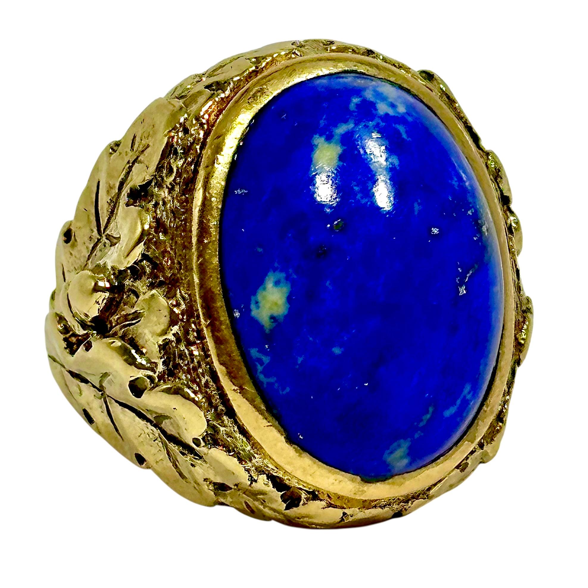 Diese sehr erhebliche Anfang bis Mitte des 20. Jahrhunderts Siegelring, aus 18K Gelbgold gefertigt, ist mit einem zentralen 20mm x 16mm Lünette gesetzt mittelhohe Kuppel natürlichen Lapis-Lazuli Cabochon gestaltet. Der sattblaue Mittelstein hat