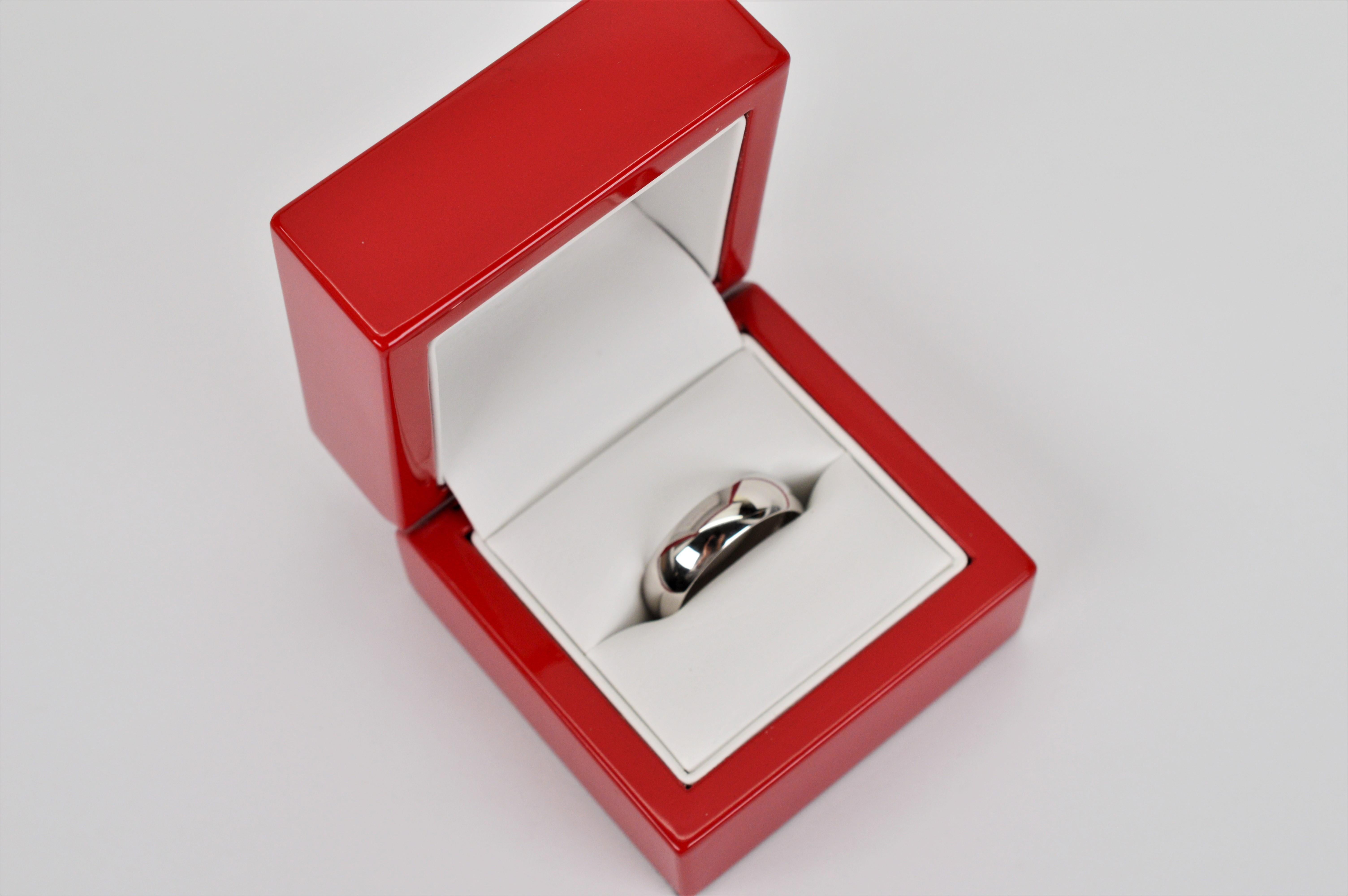 Classic Men's Platinum Wedding Band Ring New w/ Box & Papers In New Condition For Sale In Mount Kisco, NY