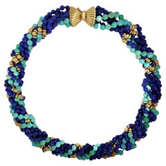 Tour de cou torsadé classique du milieu du 20e siècle avec des perles de lapis, de turquoise et d'or