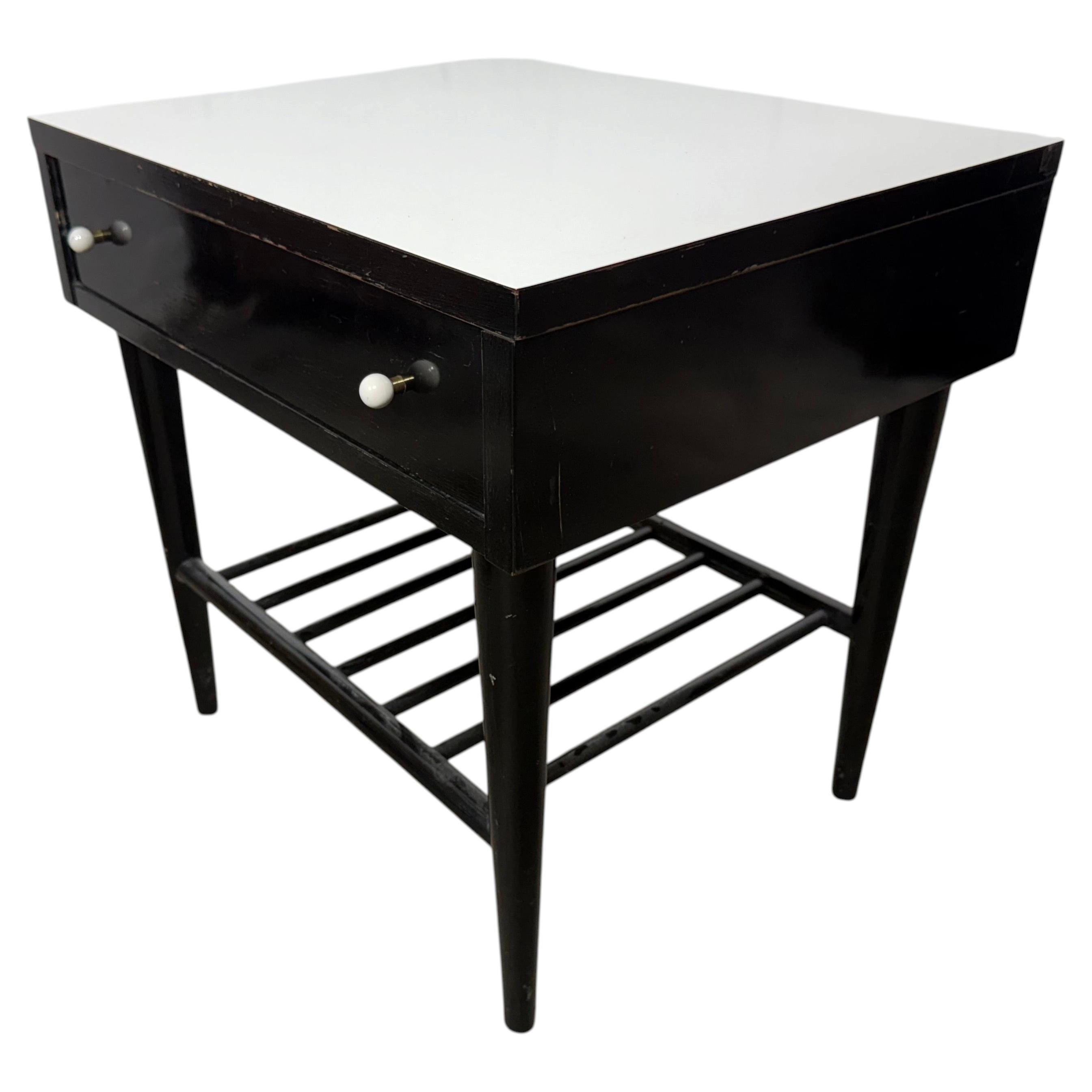 Klassischer, schwarz lackierter Nachttisch im Mid-Century-Stil von American of Martinsville