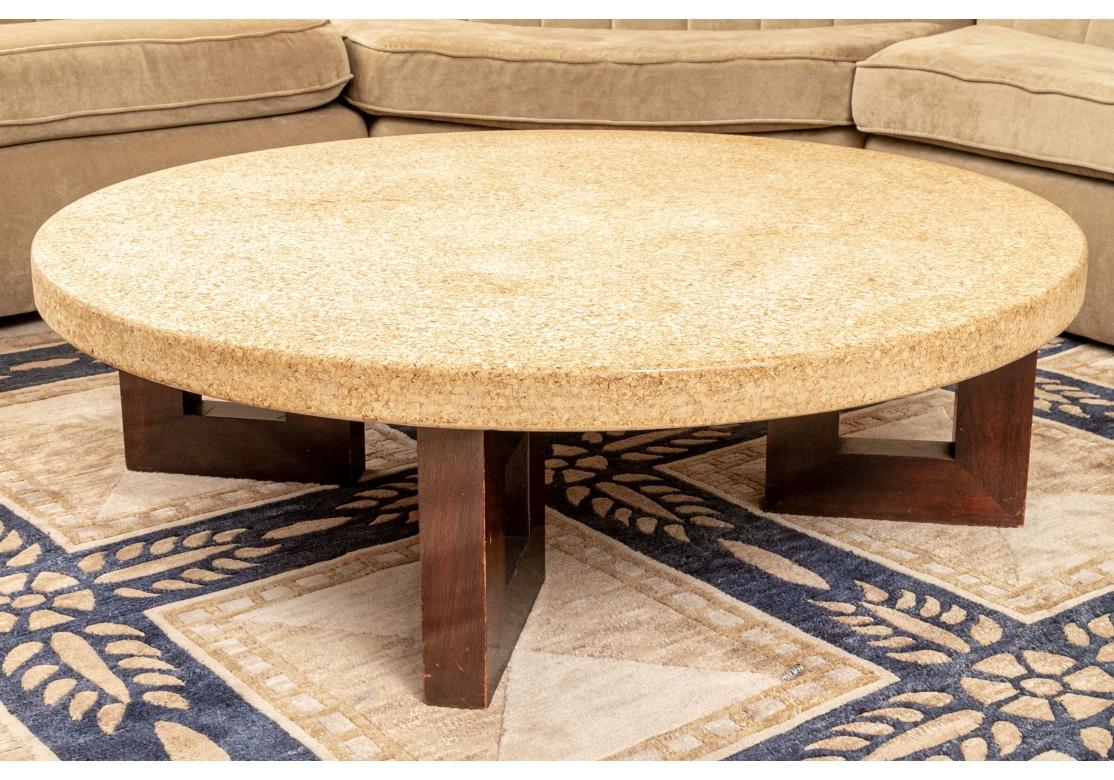 Ikonisches Design aus den 1940er Jahren von Paul Frankl für Johnson Furniture. Klassischer Elemental Cocktailtisch mit dicker Naturkorkplatte, die von drei architektonisch geformten Beinen aus Mahagoni mit feiner Maserung getragen wird. Der Tisch