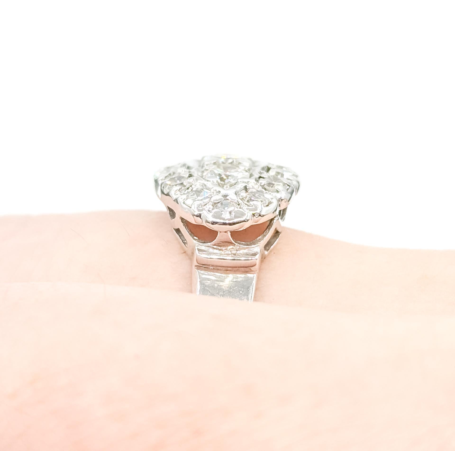 Klassischer Diamant-Cluster-Ring aus der Mitte des Jahrhunderts in 14k (Rundschliff) im Angebot