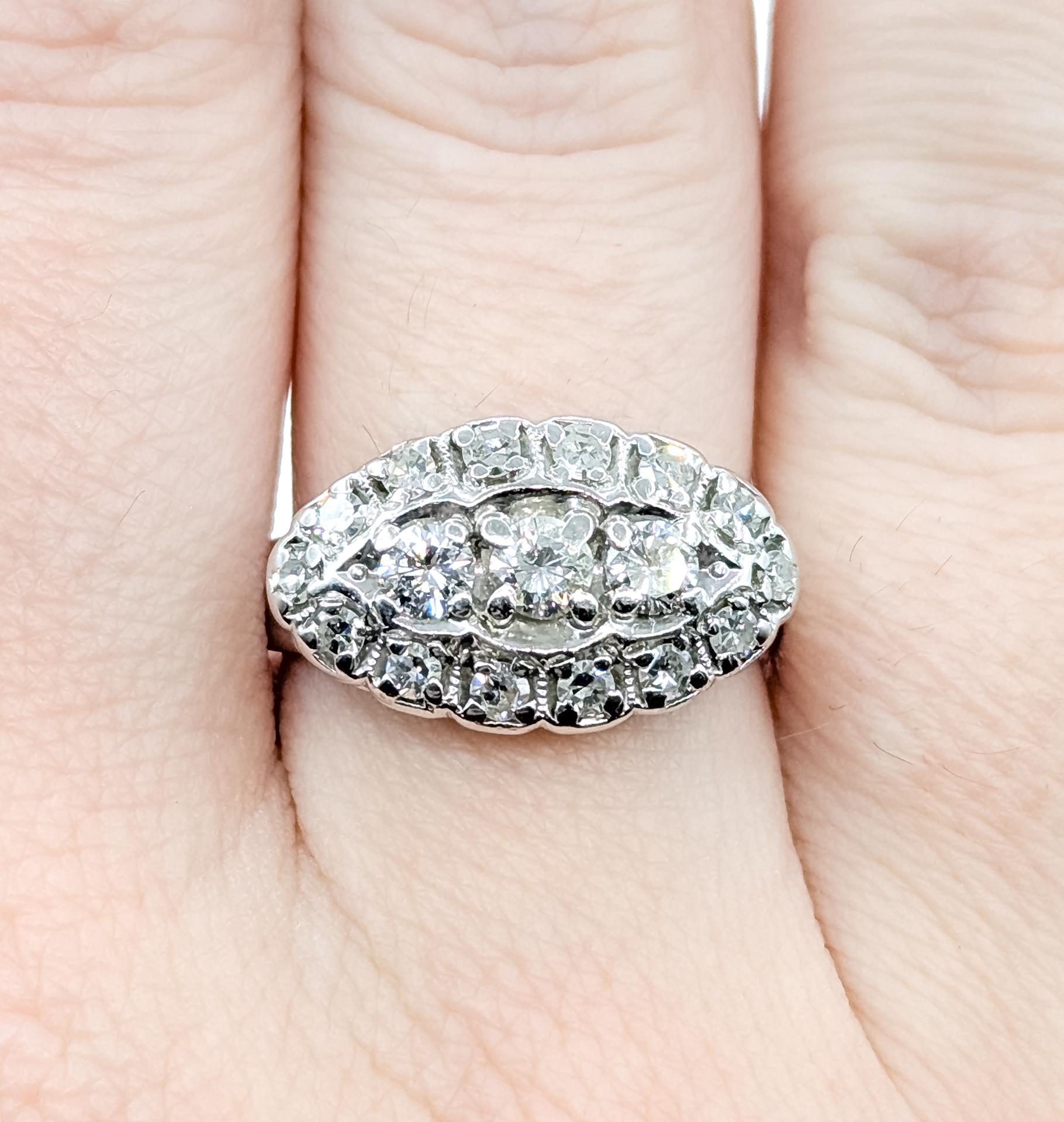 Klassischer Diamant-Cluster-Ring aus der Mitte des Jahrhunderts in 14k Damen im Angebot