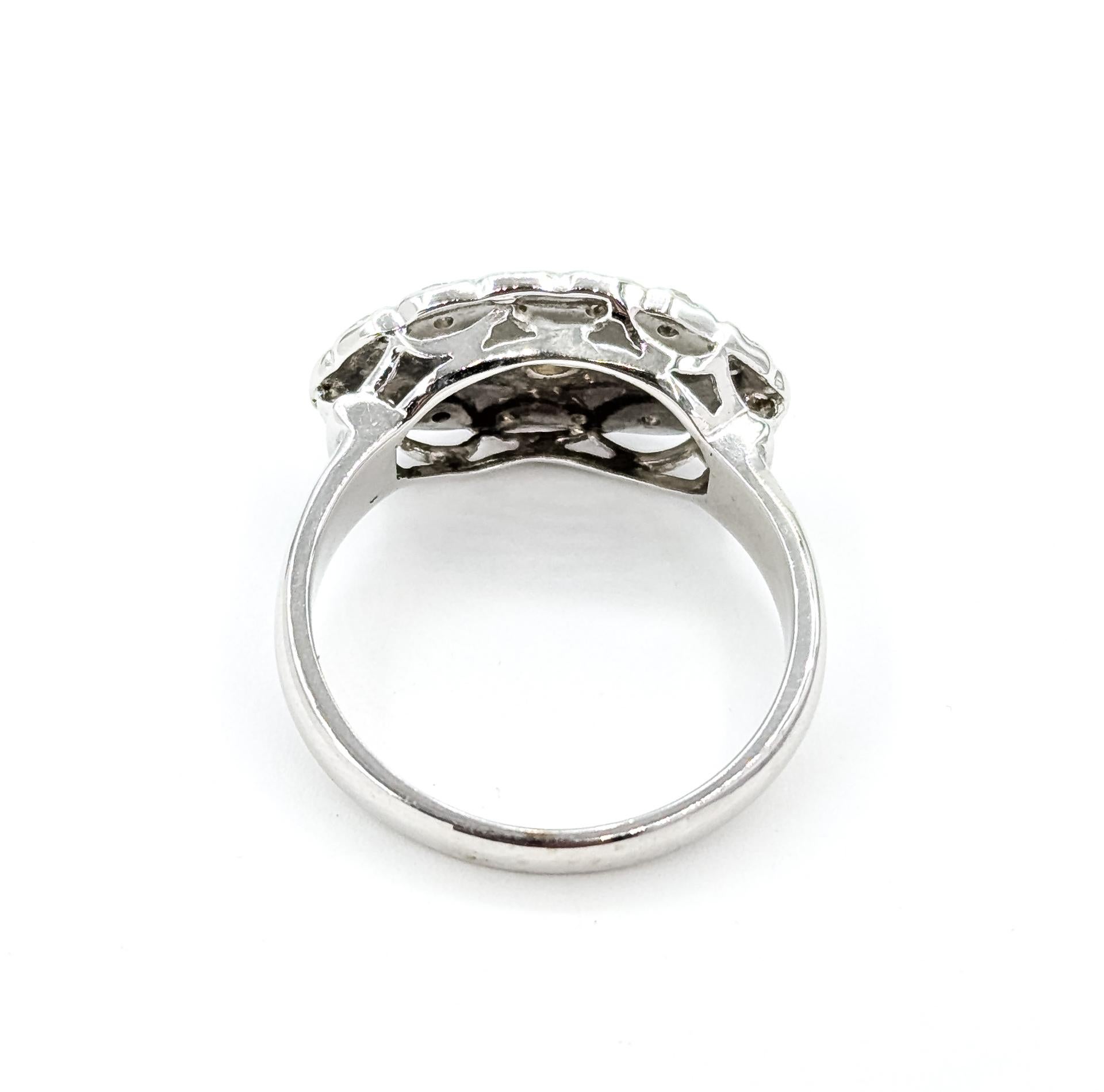 Klassischer Diamant-Cluster-Ring aus der Mitte des Jahrhunderts in 14k im Angebot 2