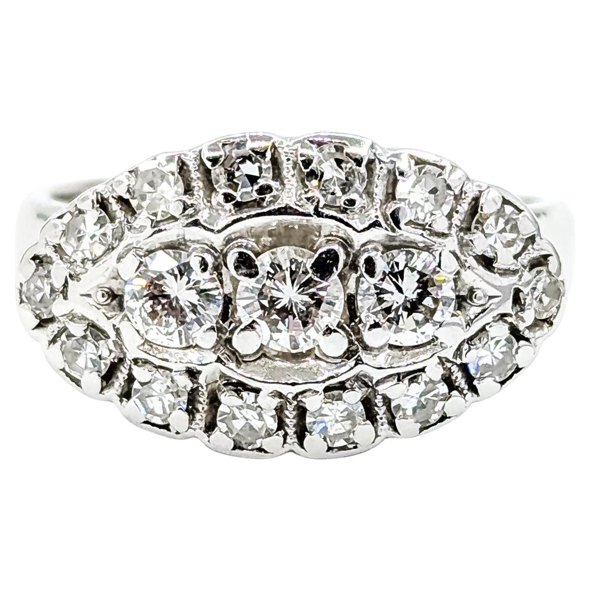 Klassischer Diamant-Cluster-Ring aus der Mitte des Jahrhunderts in 14k im Angebot