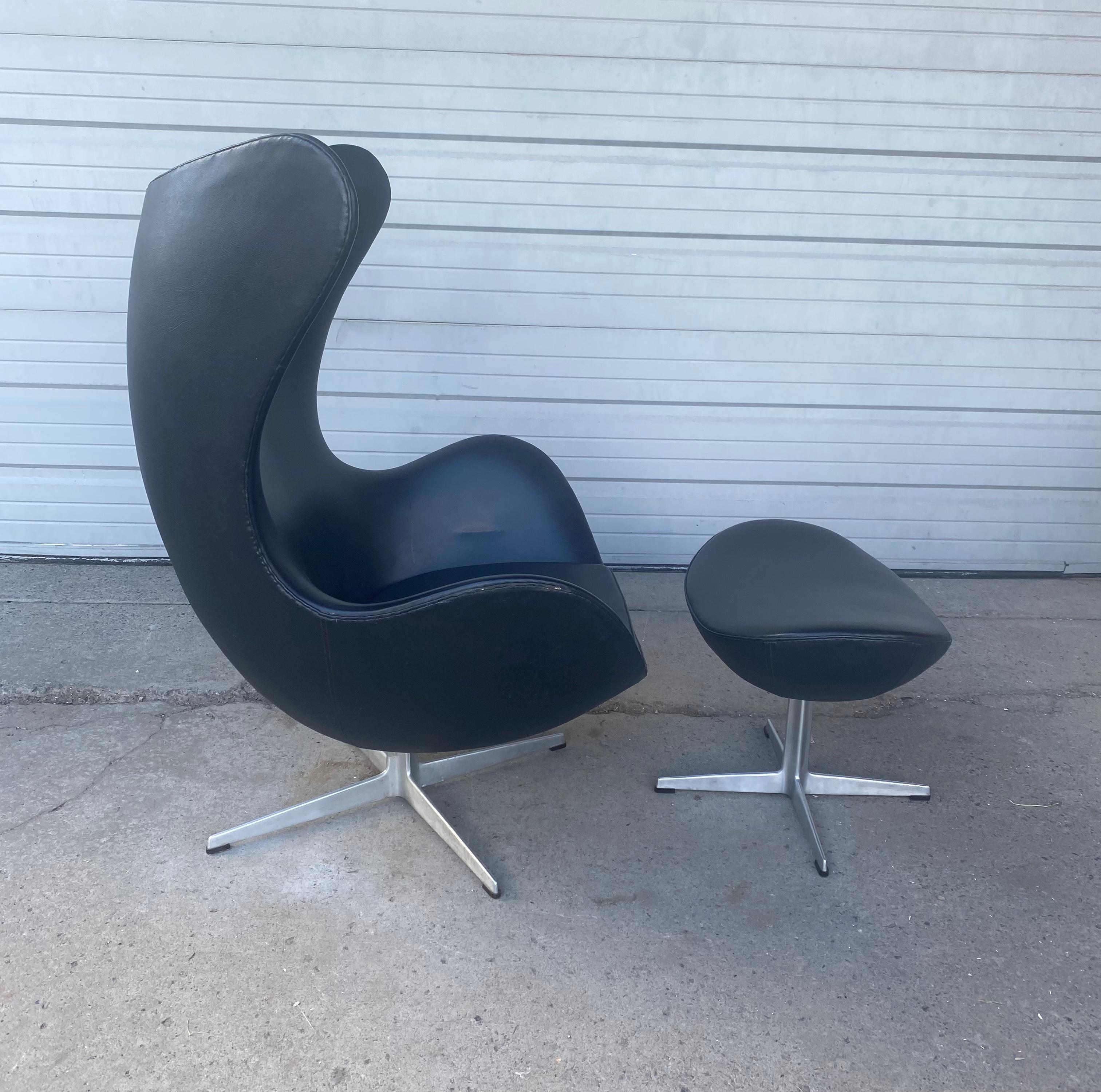 Classic Mid Century Egg Chair & ottoman  by Arne Jacobsen / Fritz Hansen c.1967 2