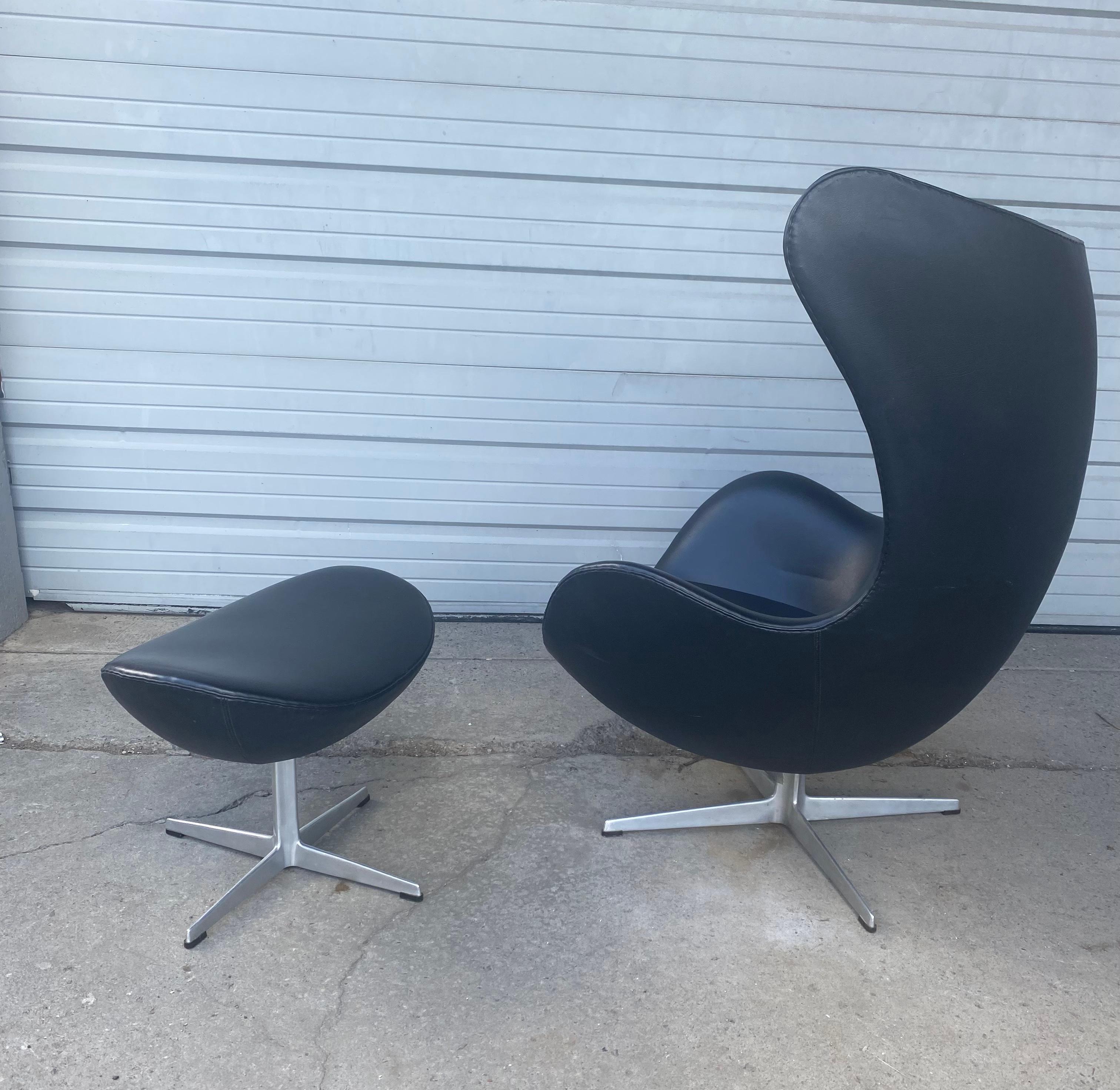 Classic Mid Century Egg Chair & ottoman  by Arne Jacobsen / Fritz Hansen c.1967 In Good Condition In Buffalo, NY