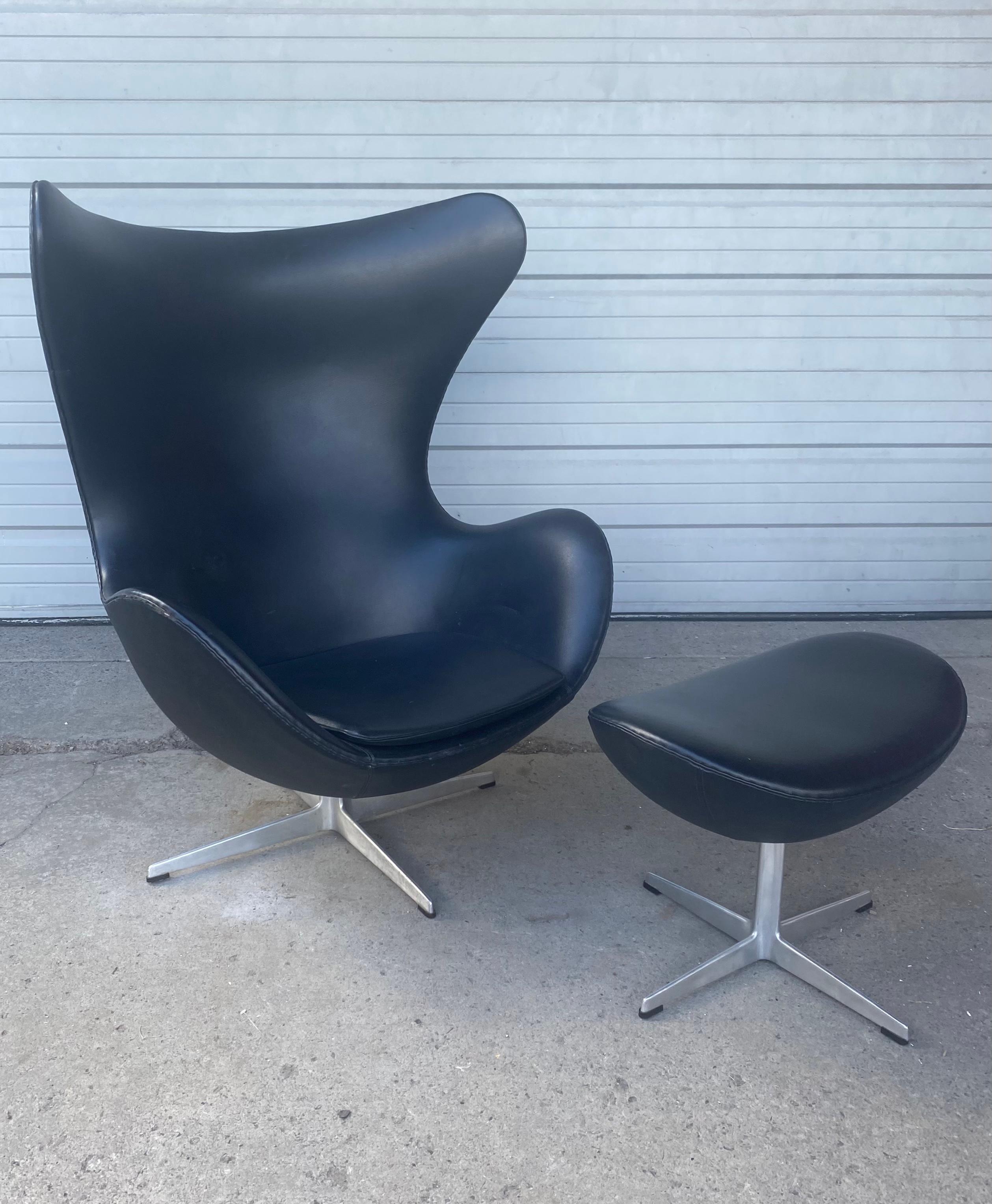 Mid-20th Century Classic Mid Century Egg Chair & ottoman  by Arne Jacobsen / Fritz Hansen c.1967