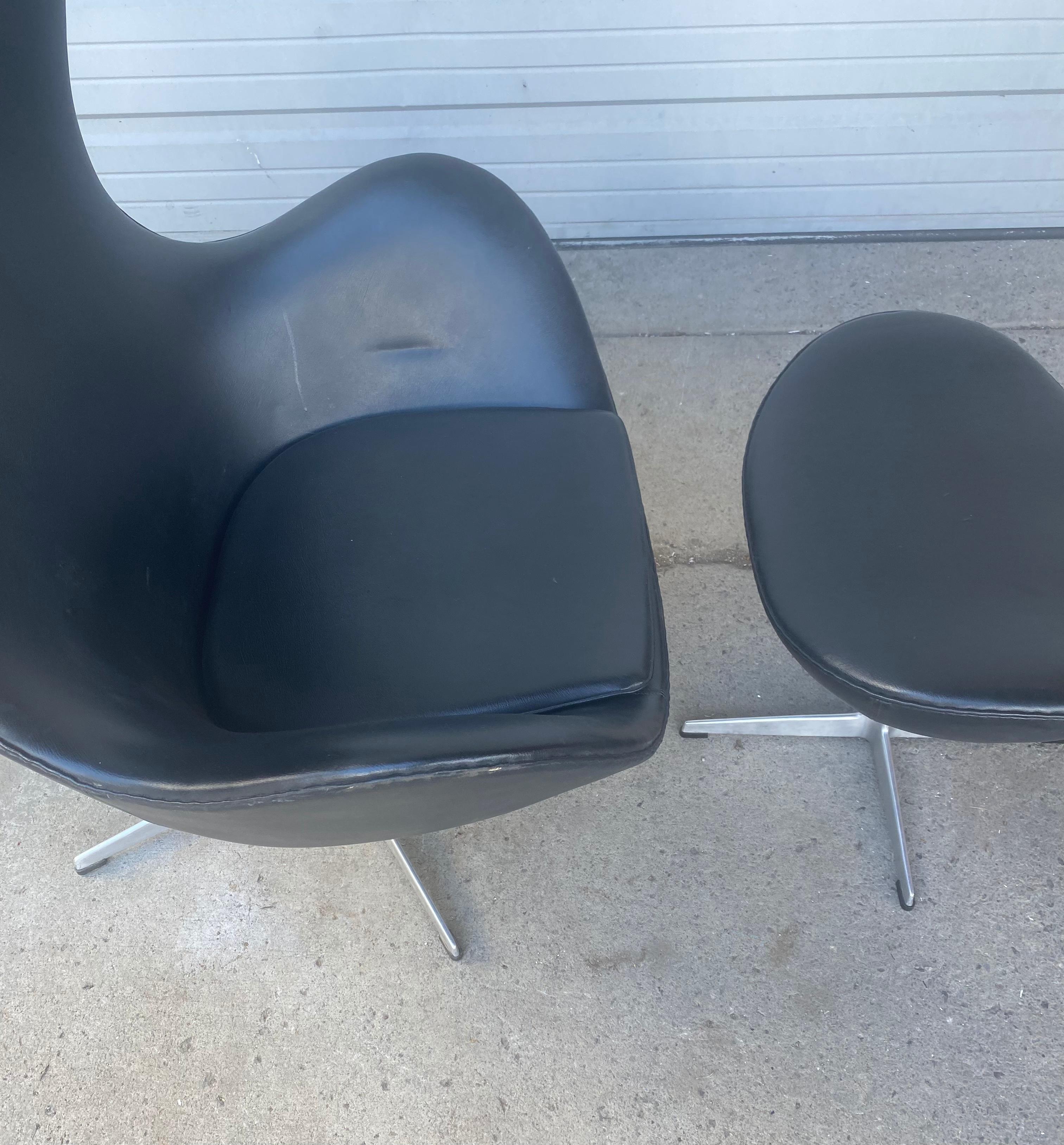 Classic Mid Century Egg Chair & ottoman  by Arne Jacobsen / Fritz Hansen c.1967 1