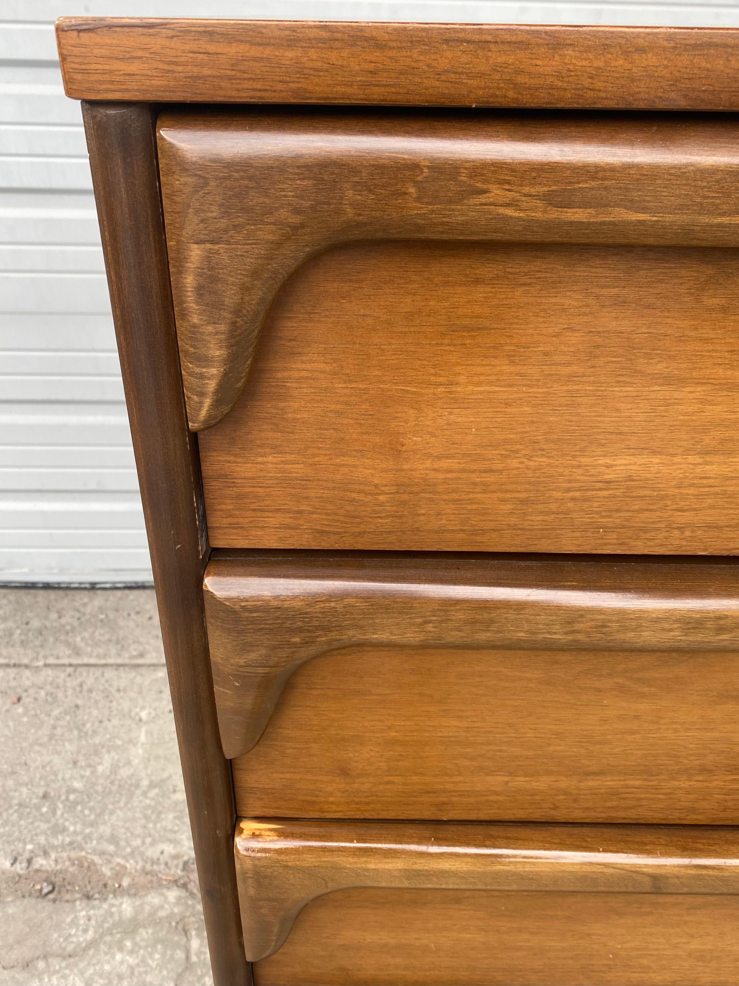 Classic Mid-Century Modern 5-Drawer Chest, Sculptural Walnut by Bassett  In Good Condition For Sale In Buffalo, NY