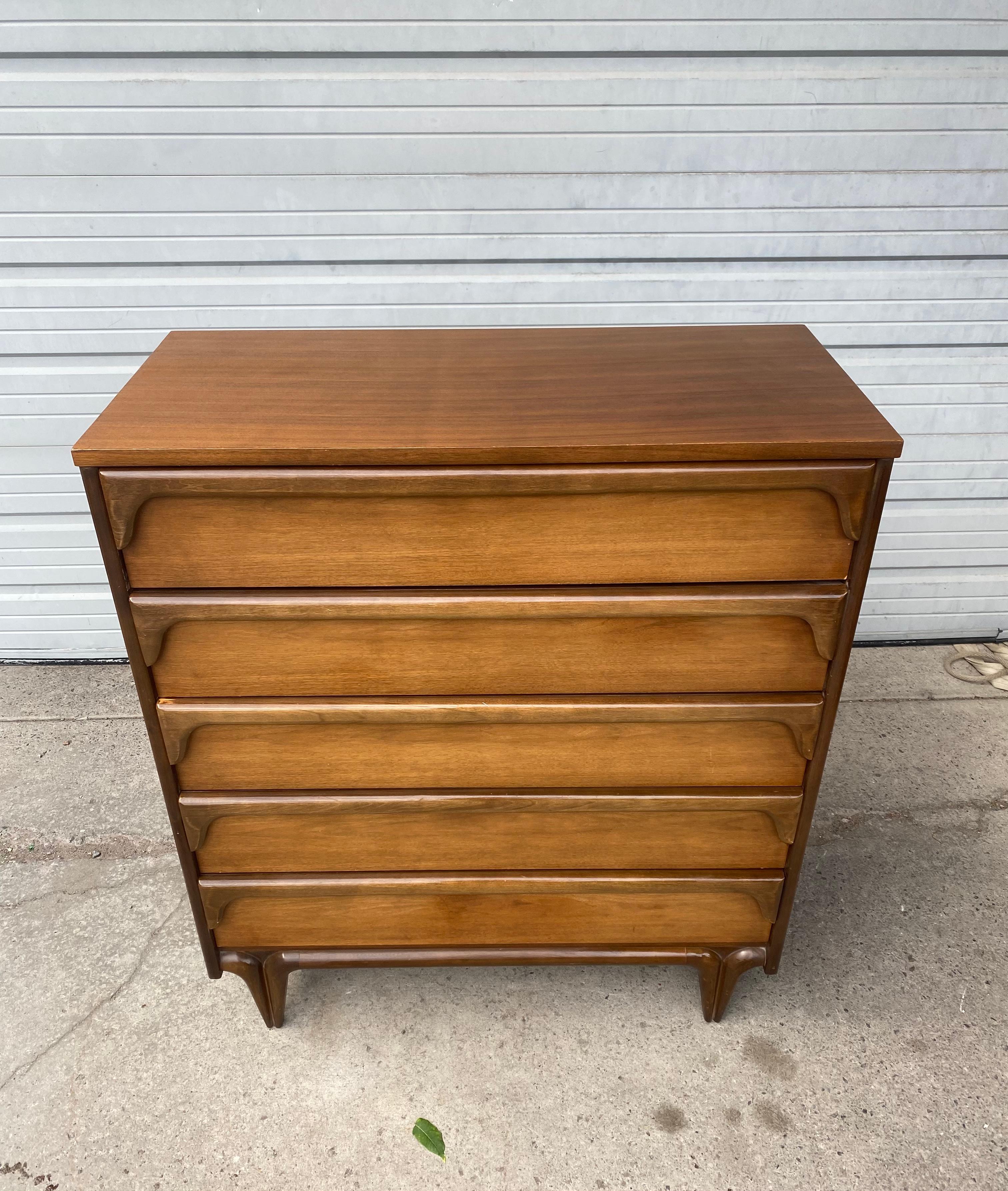 Mid-20th Century Classic Mid-Century Modern 5-Drawer Chest, Sculptural Walnut by Bassett  For Sale