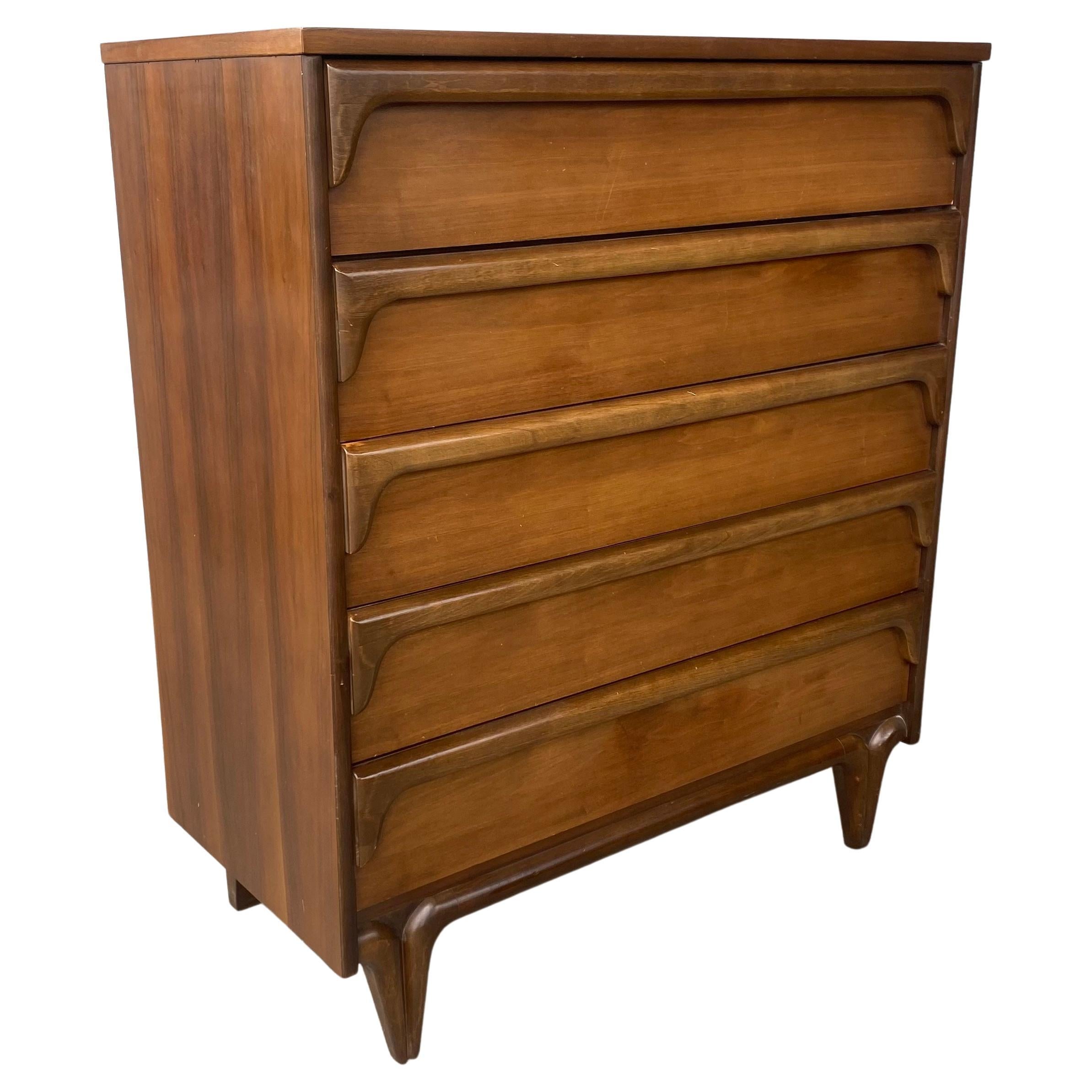 Classic Mid-Century Modern 5-Drawer Chest, Sculptural Walnut by Bassett  For Sale