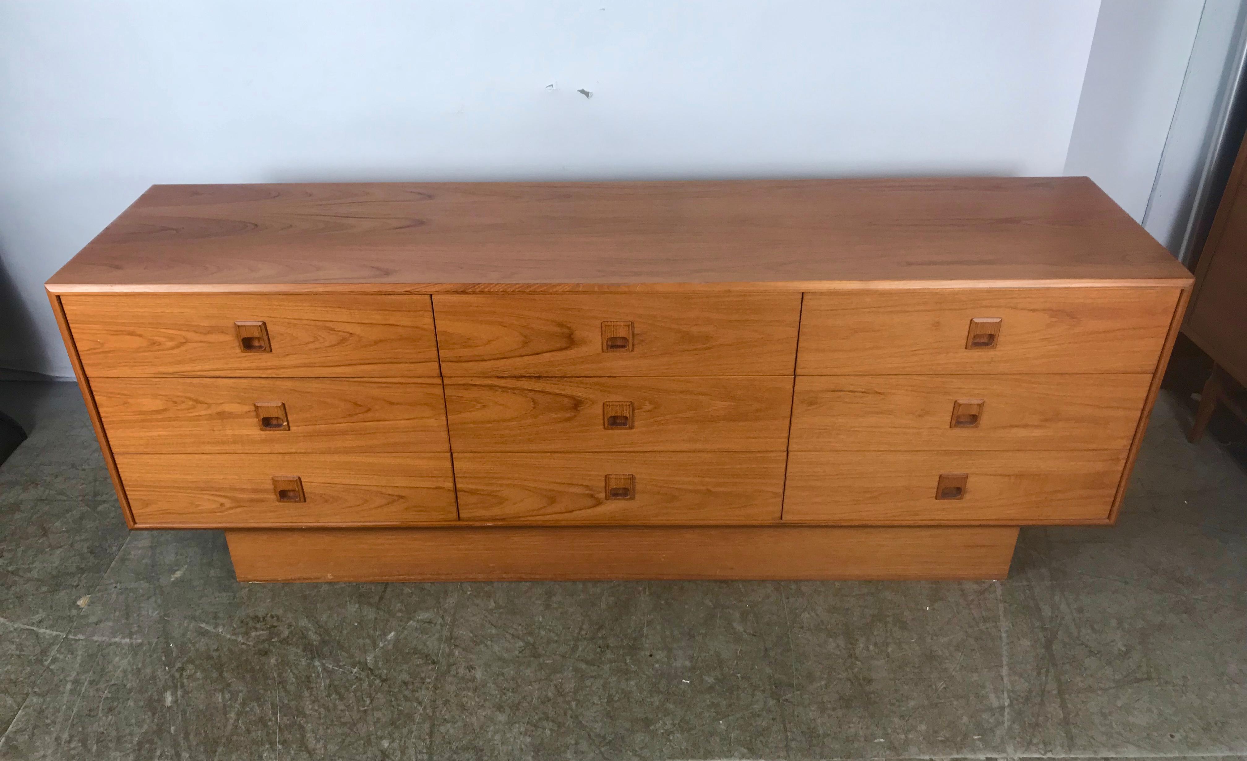 Classic Mid-Century Modern 9-drawer teak dresser /credenza. Beautiful teak veneer wood graining, Classic styling, generous storage. Hand delivery avail to New York City or anywhere en rote from Buffalo NY.