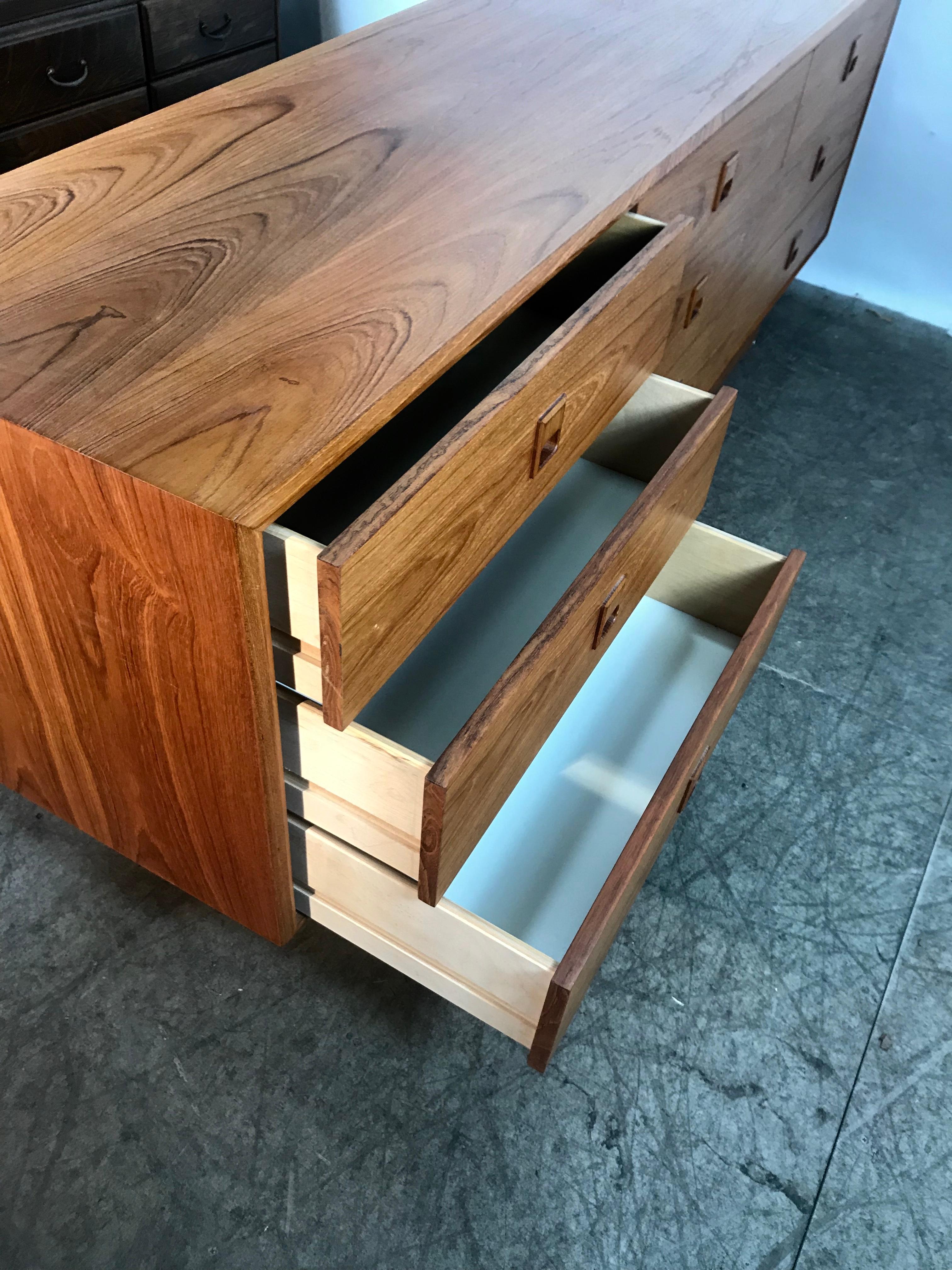 Canadian Classic Mid-Century Modern 9-Drawer Teak Dresser /credenza