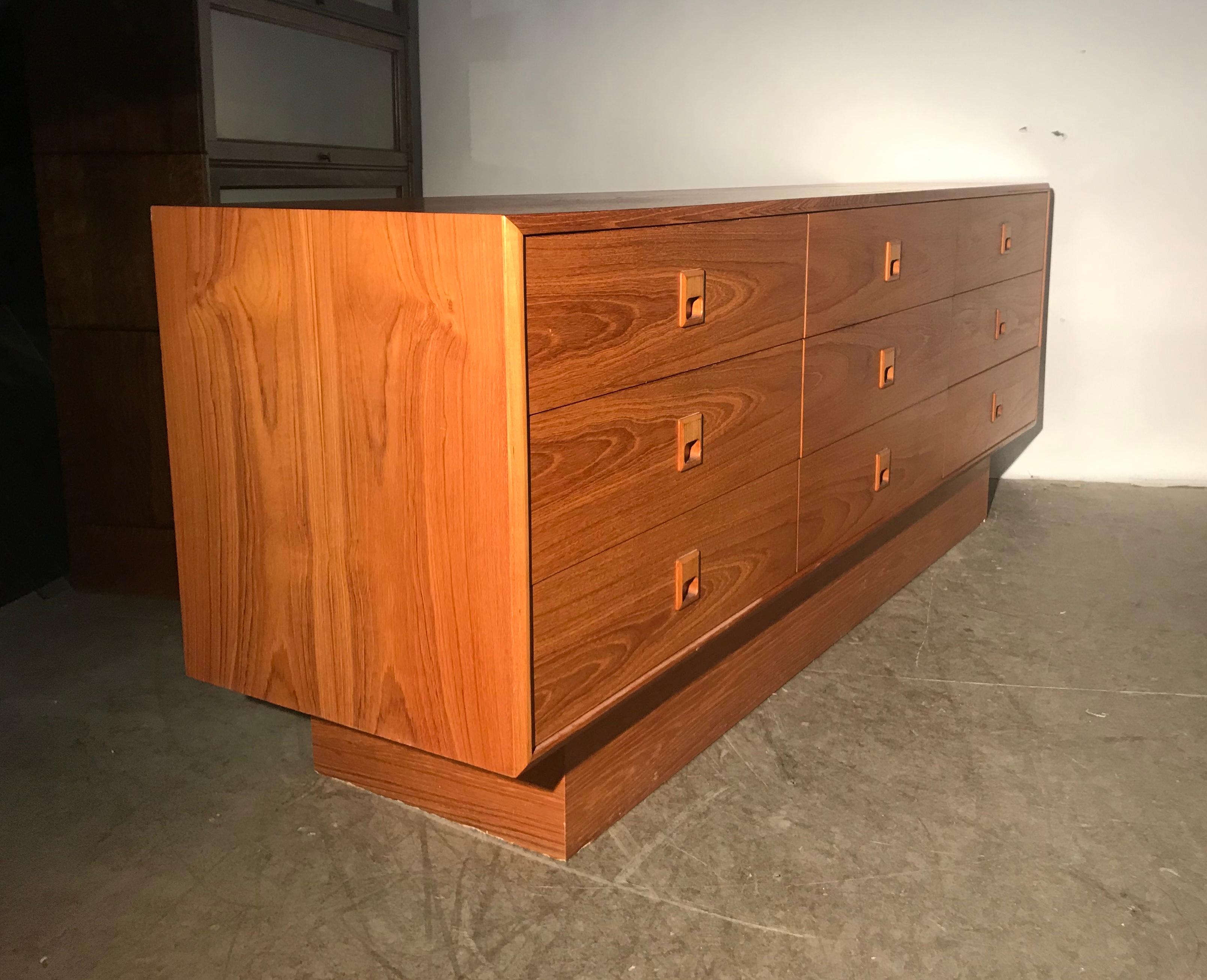 Classic Mid-Century Modern 9-Drawer Teak Dresser /credenza In Good Condition In Buffalo, NY