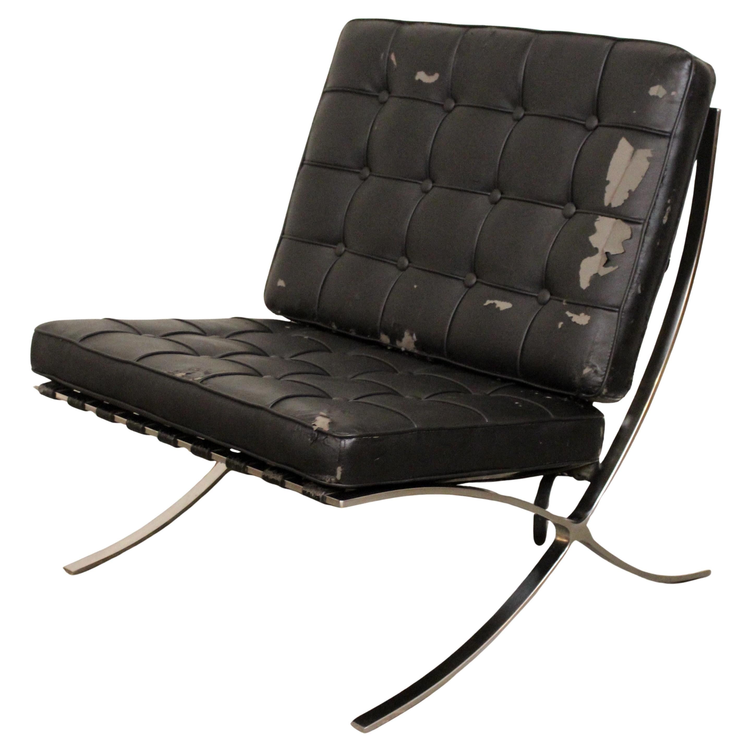 Ein markanter Loungesessel aus der Mitte des Jahrhunderts mit einem eleganten, polierten Chromgestell und einem ikonischen Freischwinger, der an Mies van der Rohes legendären Barcelona-Stuhl erinnert. Gepolstert mit schwarzem, getuftetem Stoff (mit