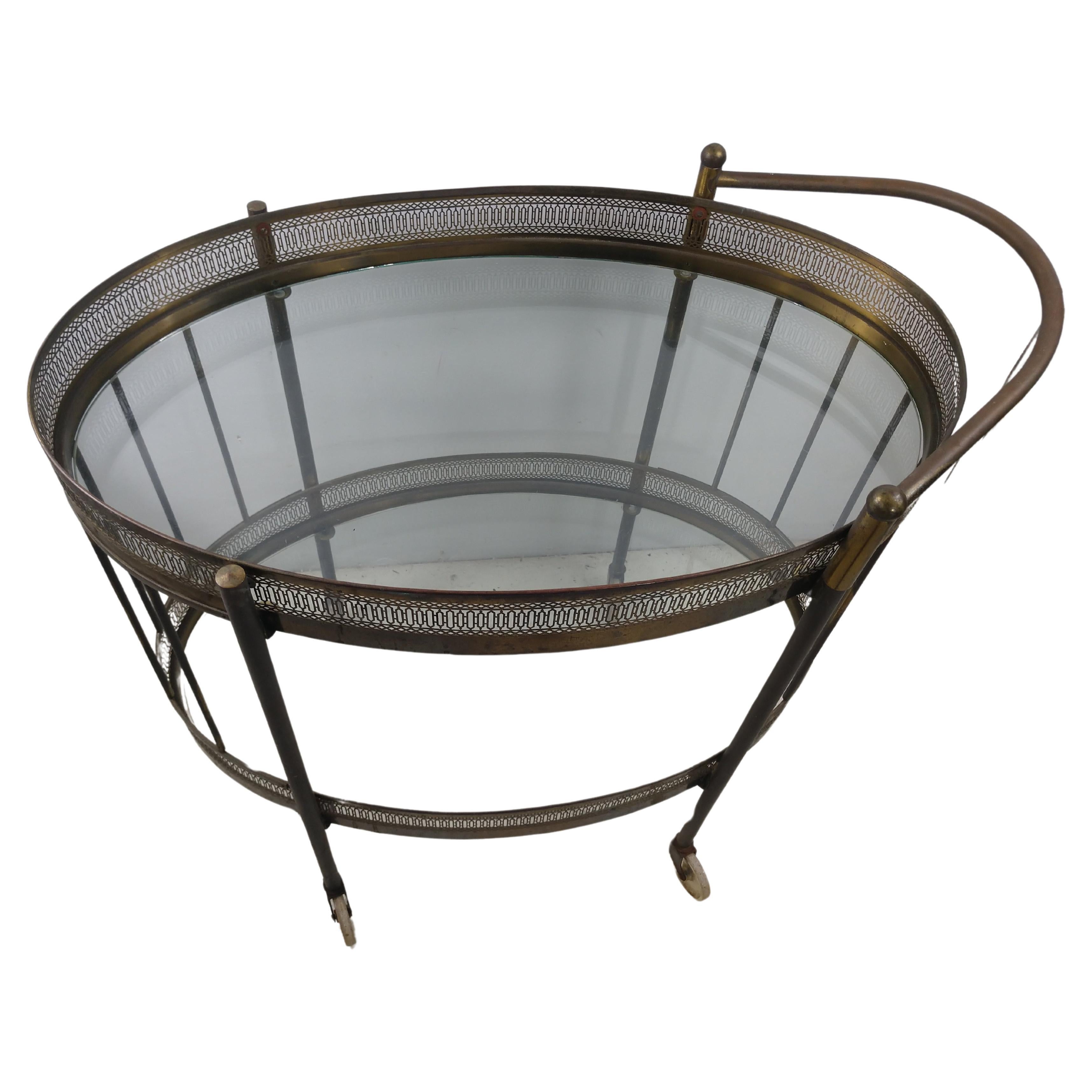 Klassischer ovaler Barwagen aus Messing aus der Mitte des Jahrhunderts, um 1954 (Metallarbeit) im Angebot