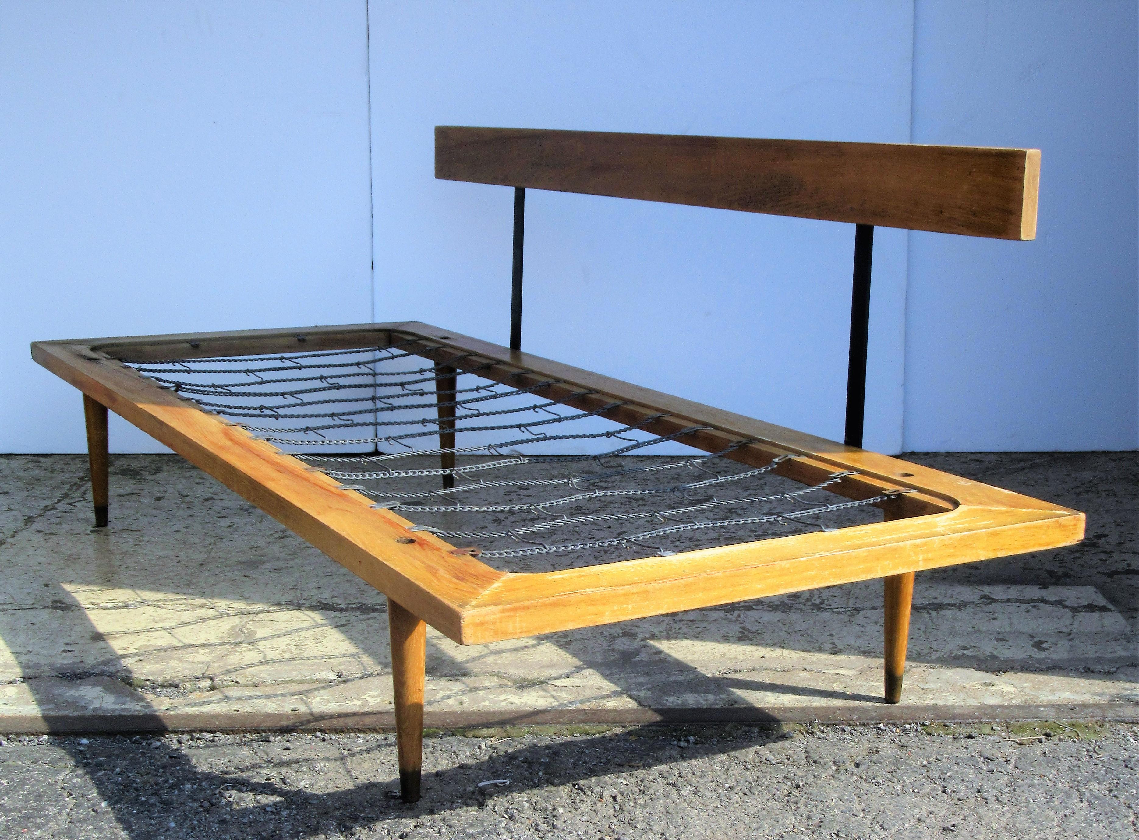 Classic Mid-Century Modern Daybed 9