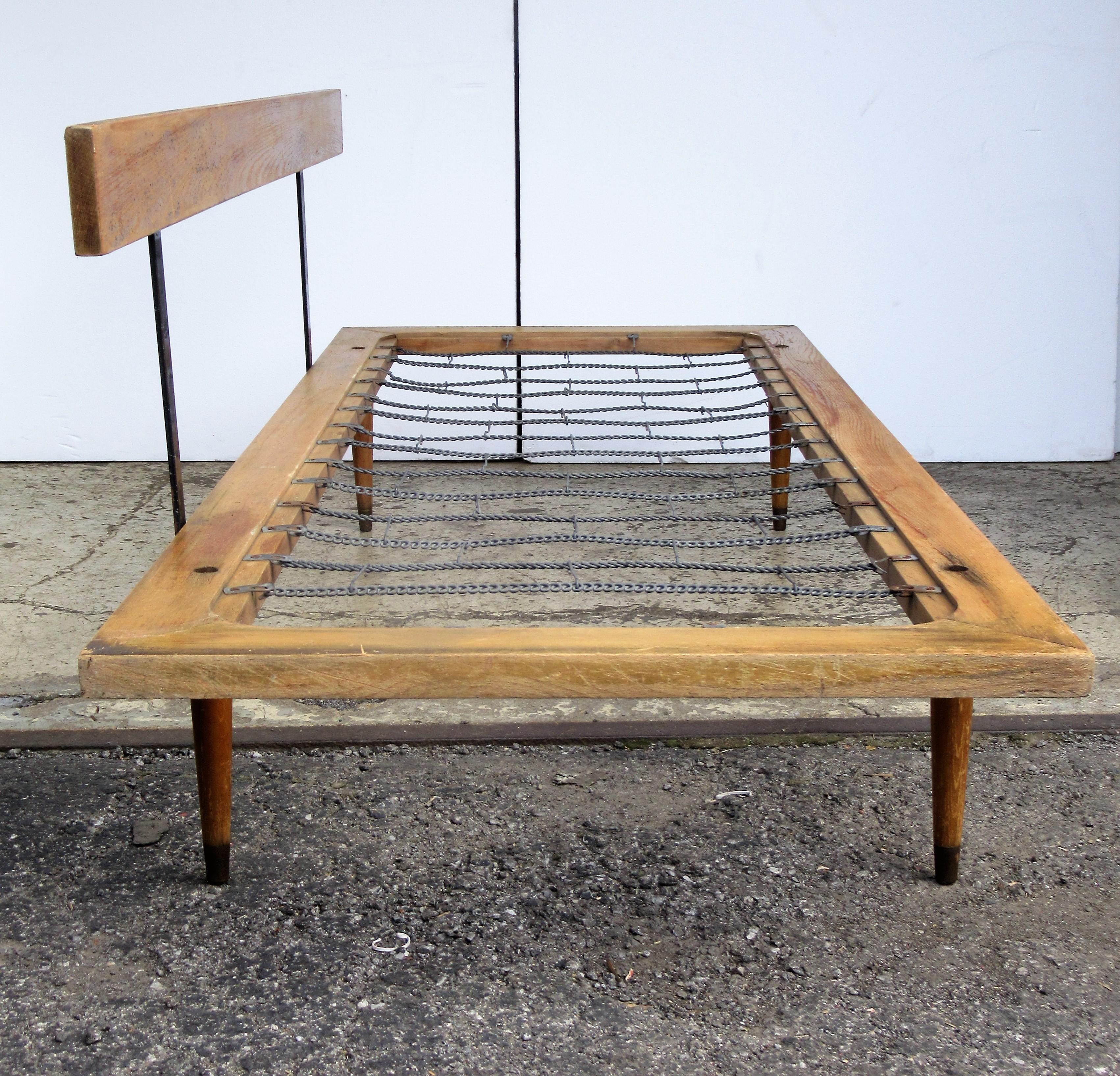 Classic Mid-Century Modern Daybed 4
