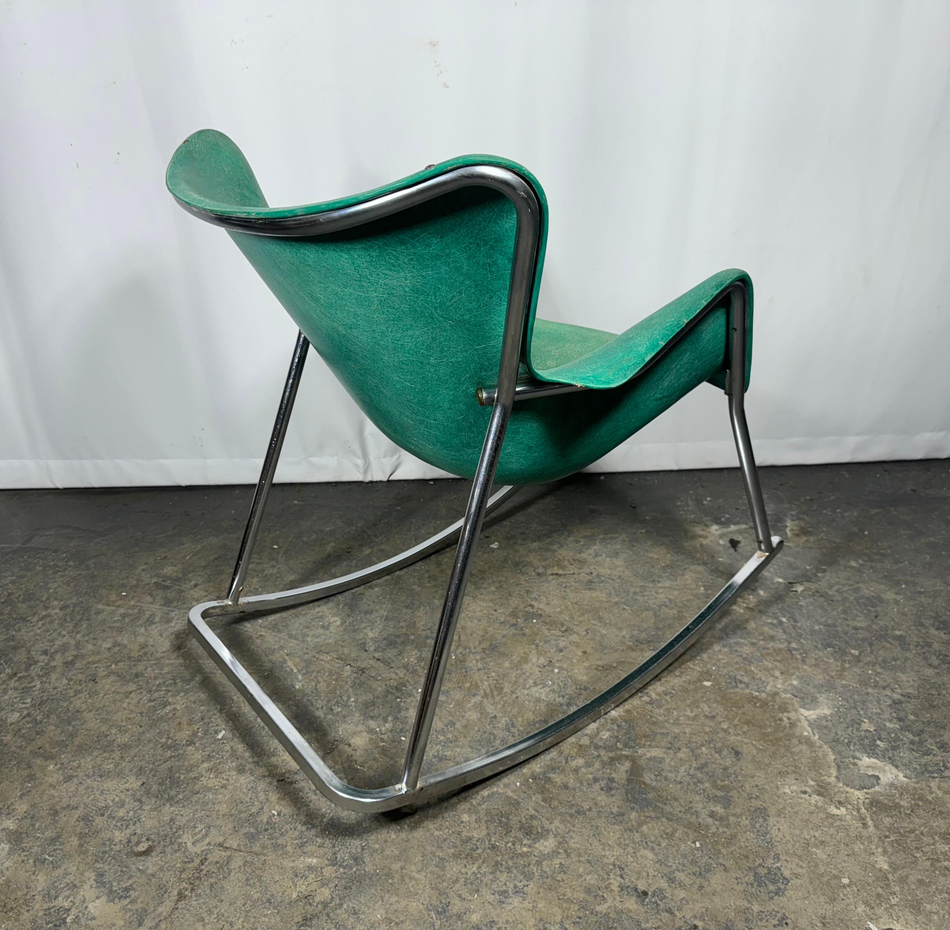 Silla mecedora clásica de fibra de vidrio de mediados del siglo XX, de Lawrence Peabody Moderno de mediados de siglo en venta