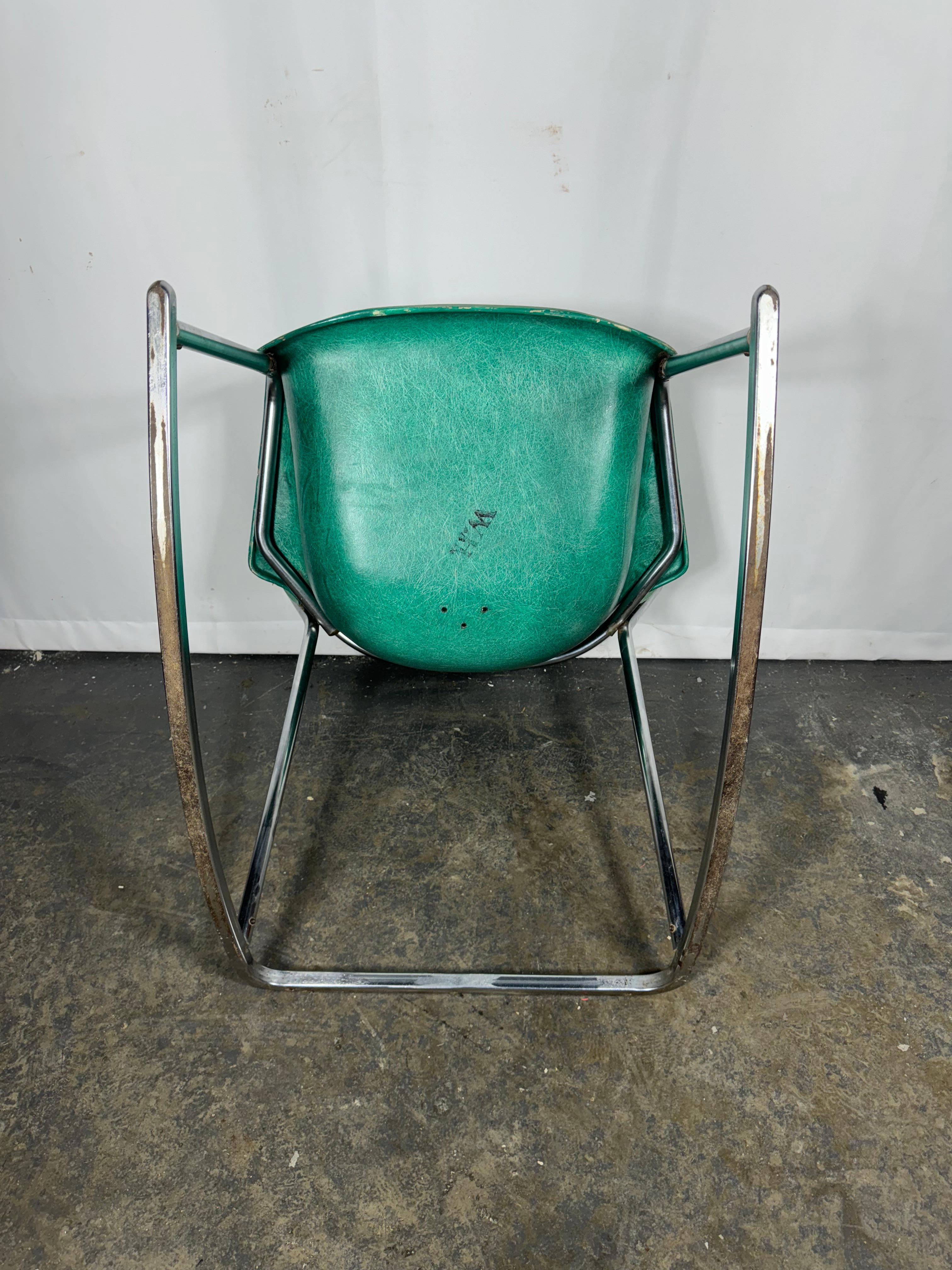 Silla mecedora clásica de fibra de vidrio de mediados del siglo XX, de Lawrence Peabody Cromo en venta