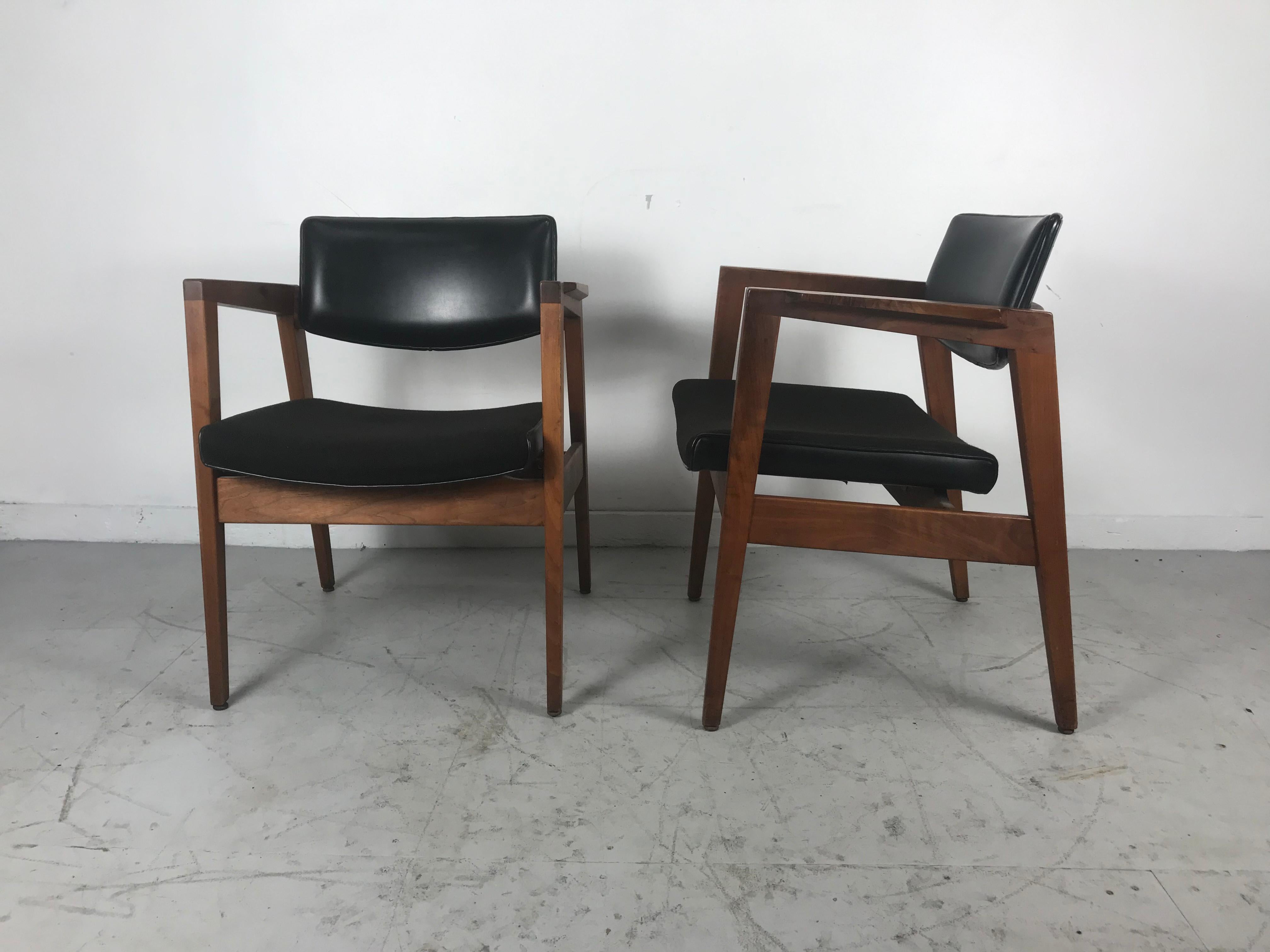 Classic Mid-Century Modern arm / lounge chairs, walnut frames by Gunlocke style and design reminiscent of Jens Risom designs. Superior quality and construction, extremely comfortable, retains original Naugahyde and wool seats and backs, in nice