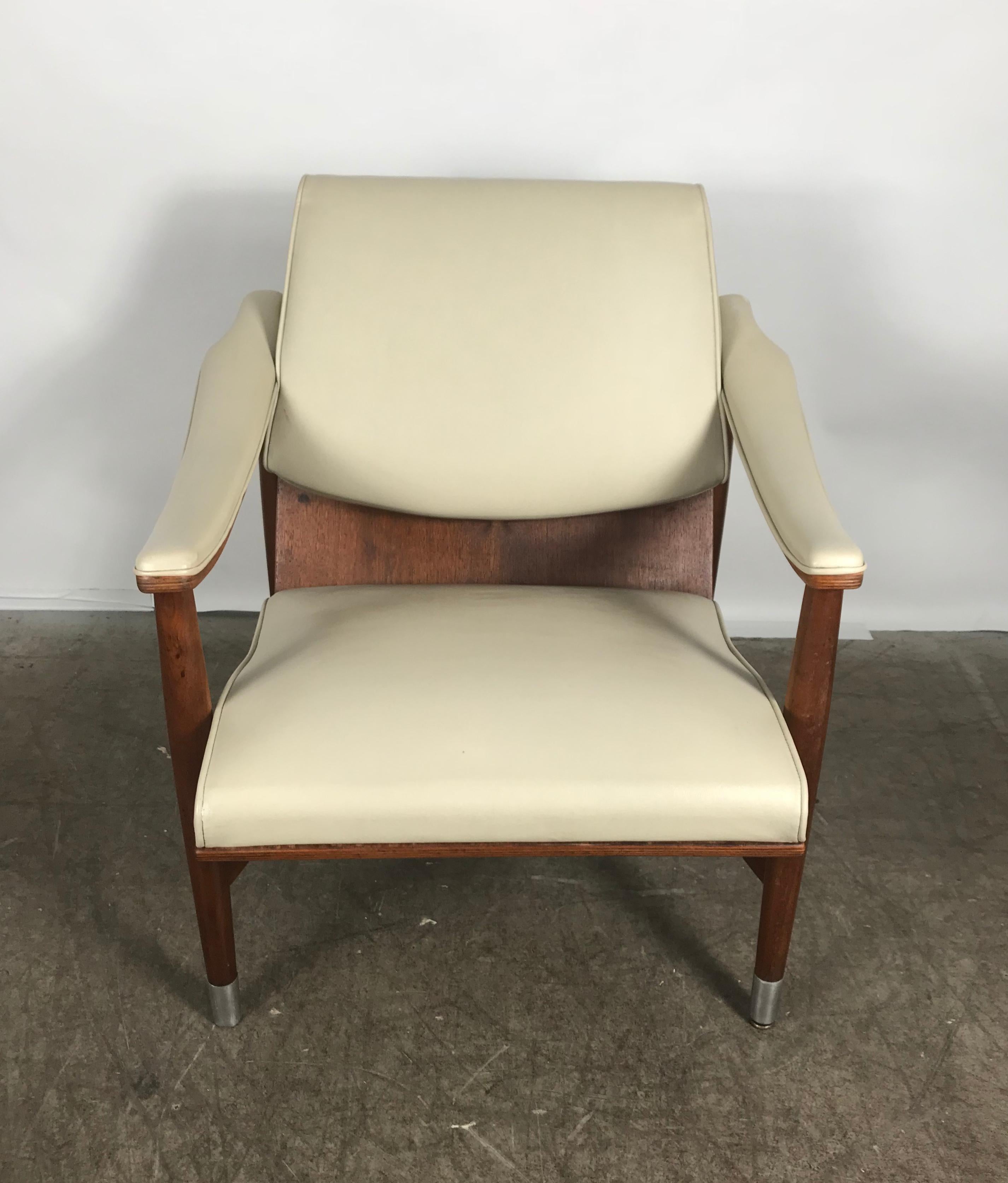 American Classic Mid-Century Modern Plywood Scoop Lounge Chair by Thonet