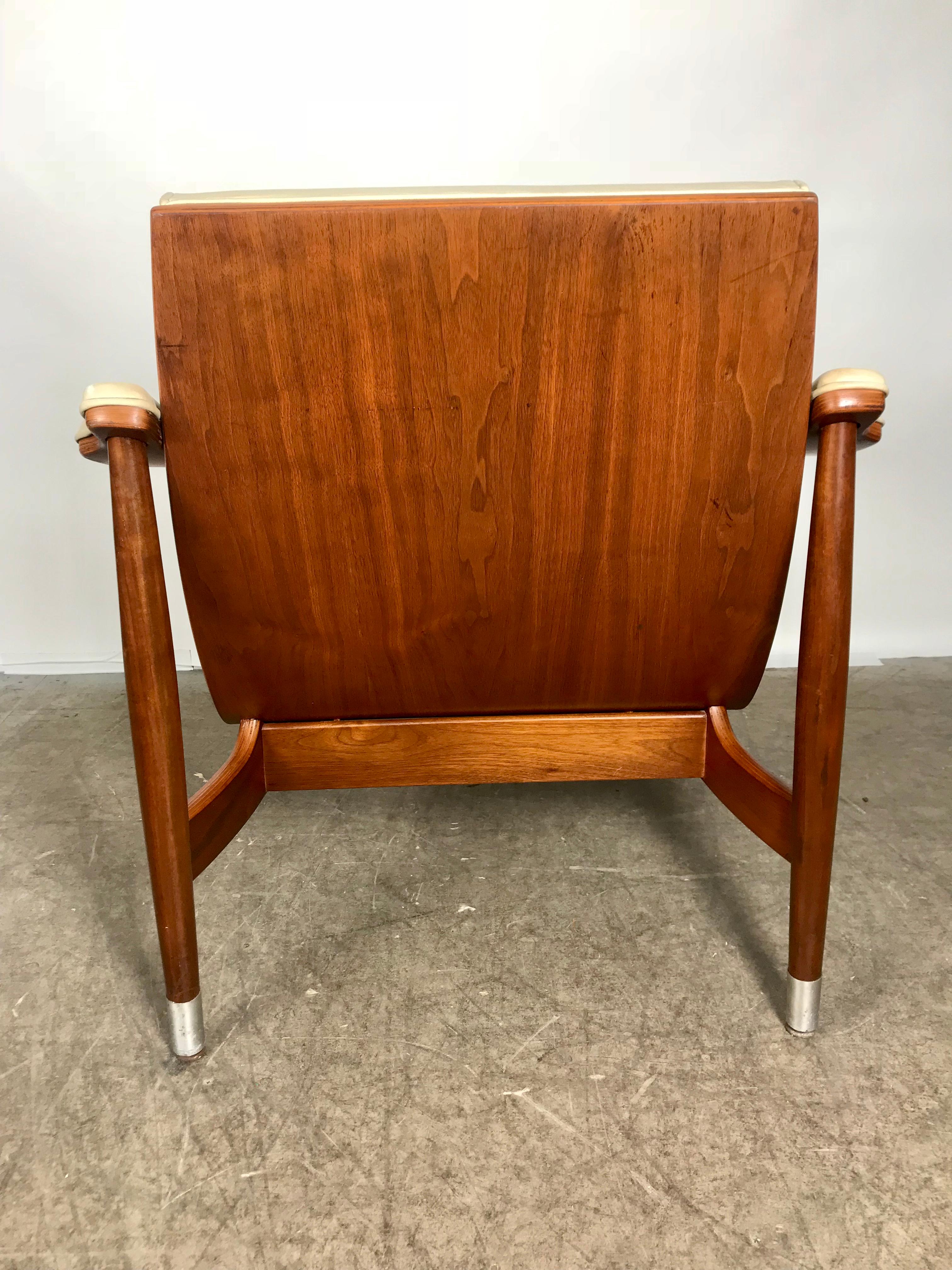 Classic Mid-Century Modern Plywood Scoop Lounge Chair by Thonet In Good Condition In Buffalo, NY
