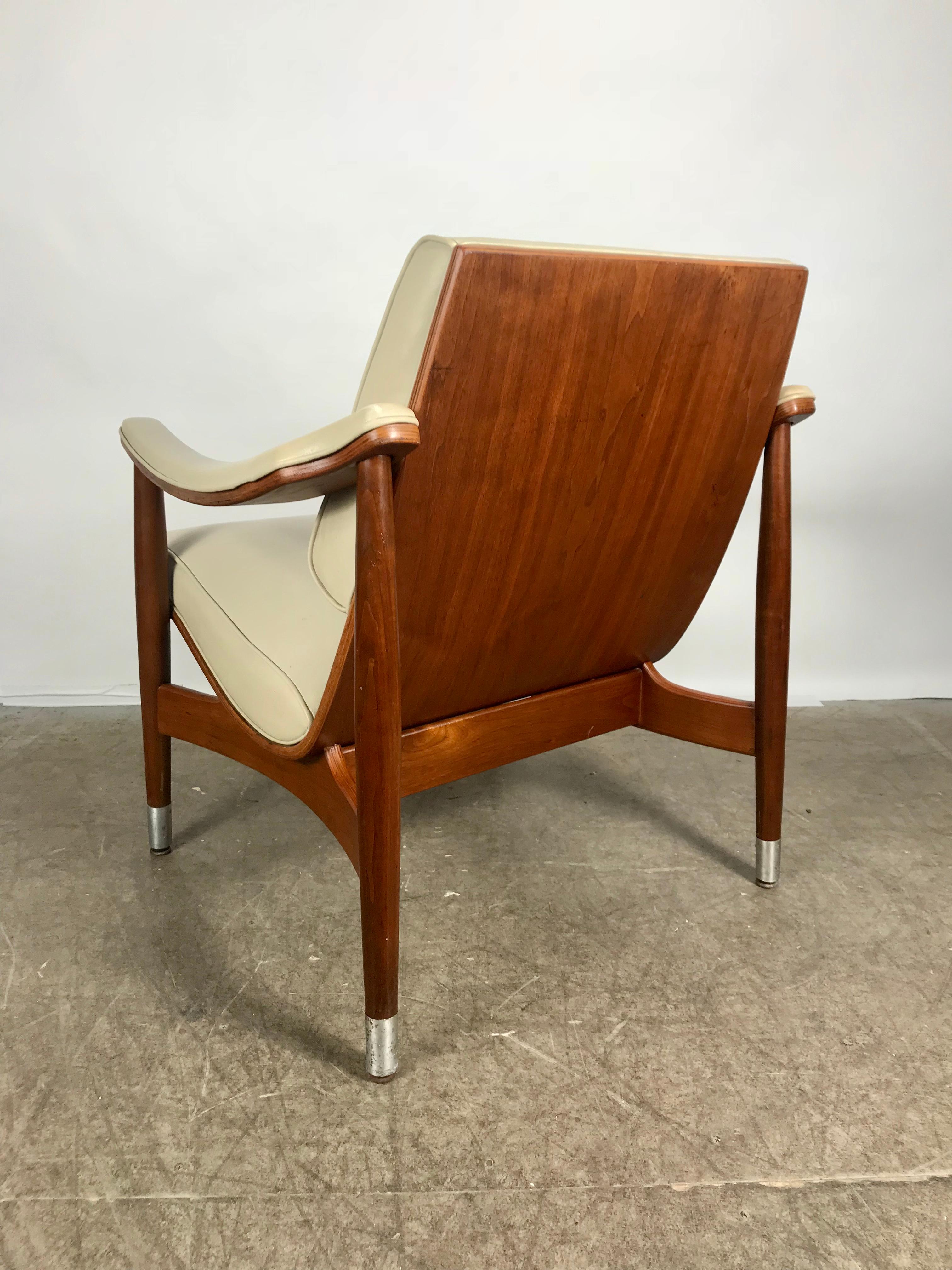 20th Century Classic Mid-Century Modern Plywood Scoop Lounge Chair by Thonet