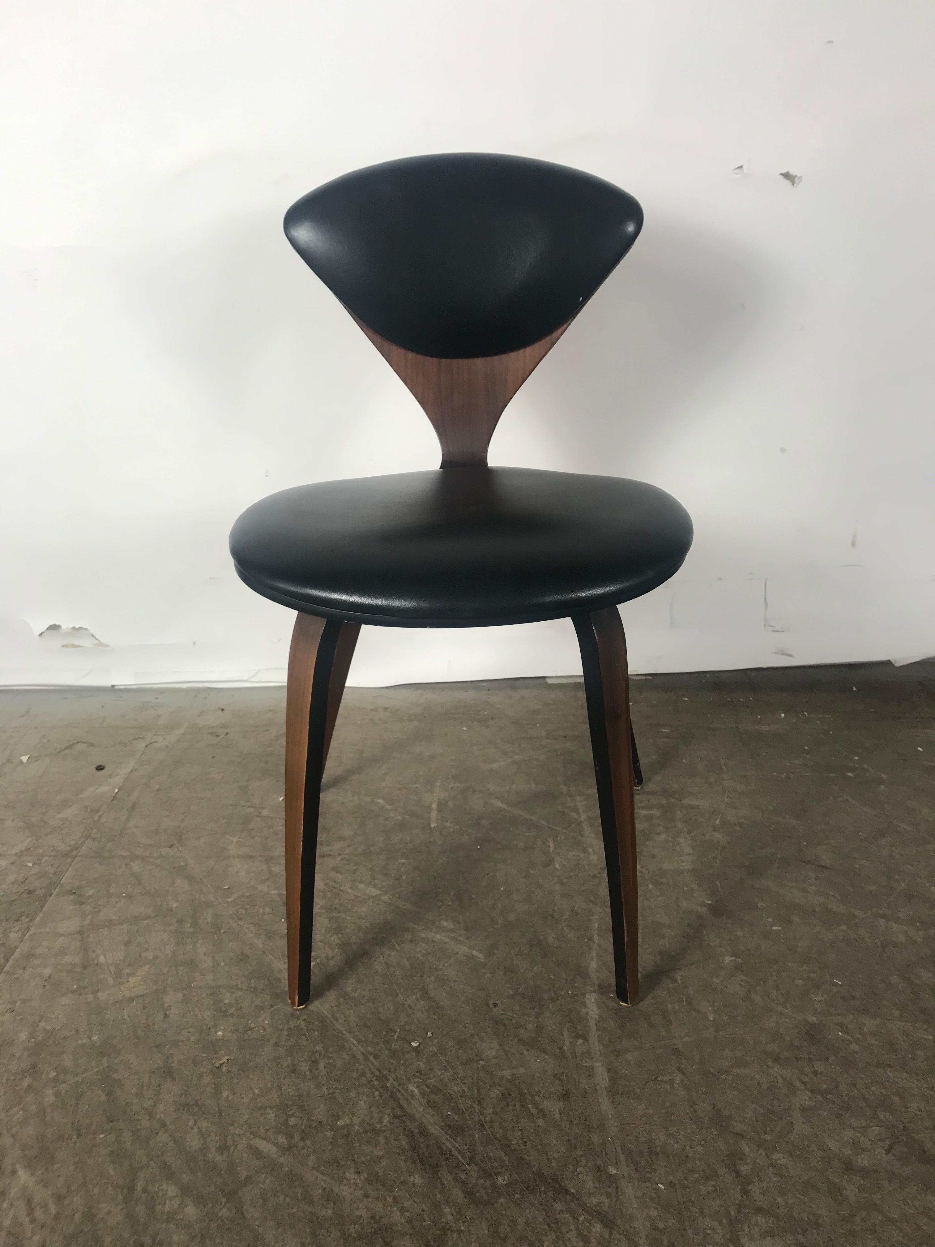 Classic Mid-Century Modern plywood desk / side chair designed by Norman Cherner manufactured by Plycraft, excellent original condition, stunning walnut wood graining. Retains original black Naugahyde seat and back, wonderful patina, extremely