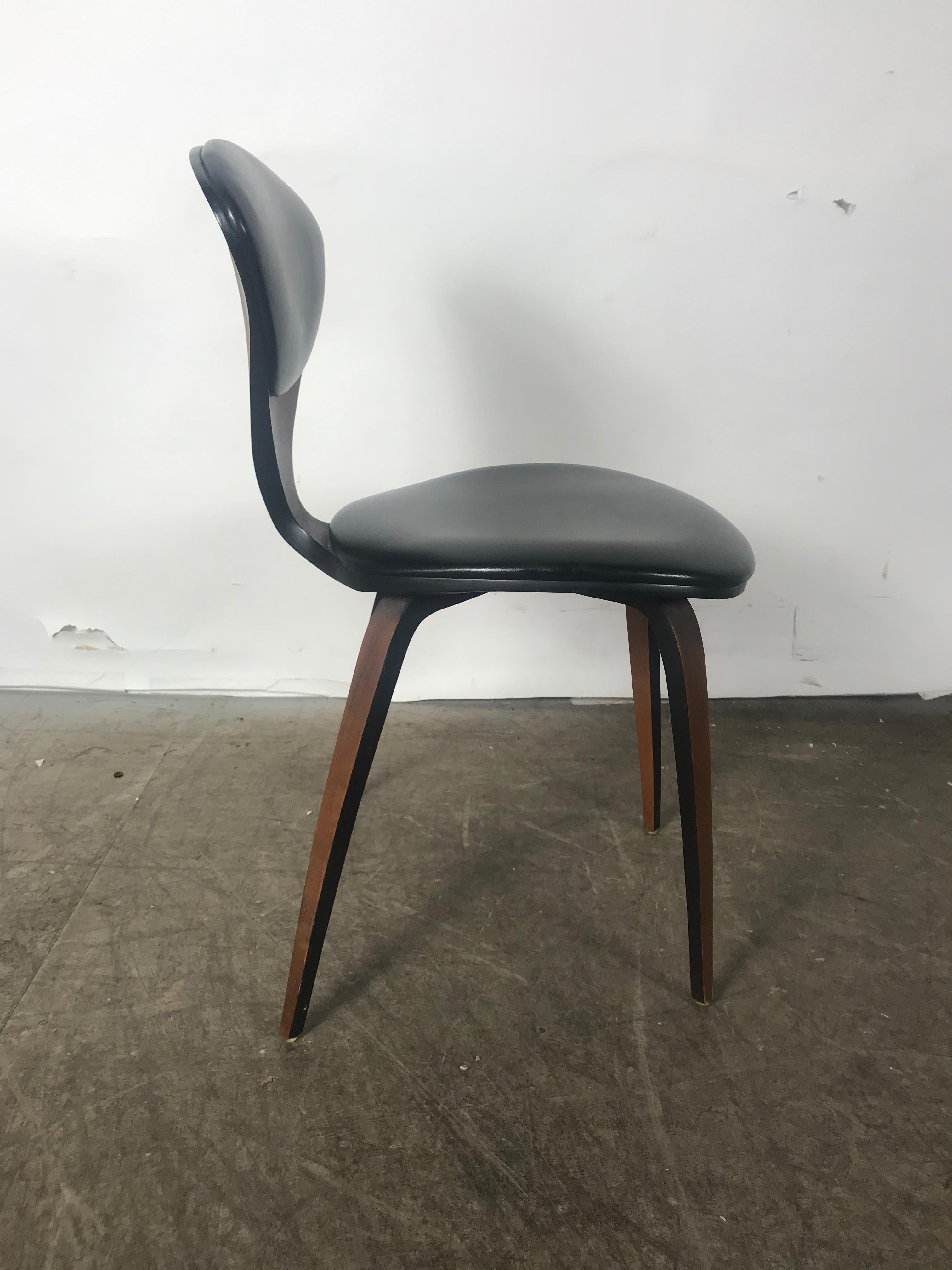 Classic Mid-Century Modern Plywood Side Chair by Norman Cherner for Plycraft In Good Condition In Buffalo, NY