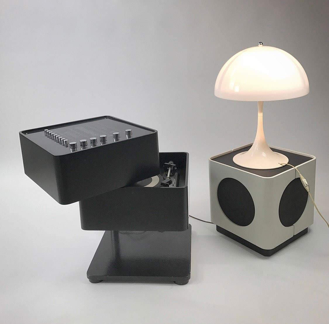 Classic Mid-Century Modern Space Age Danish 1970s Design Panthella Table Lamp 3