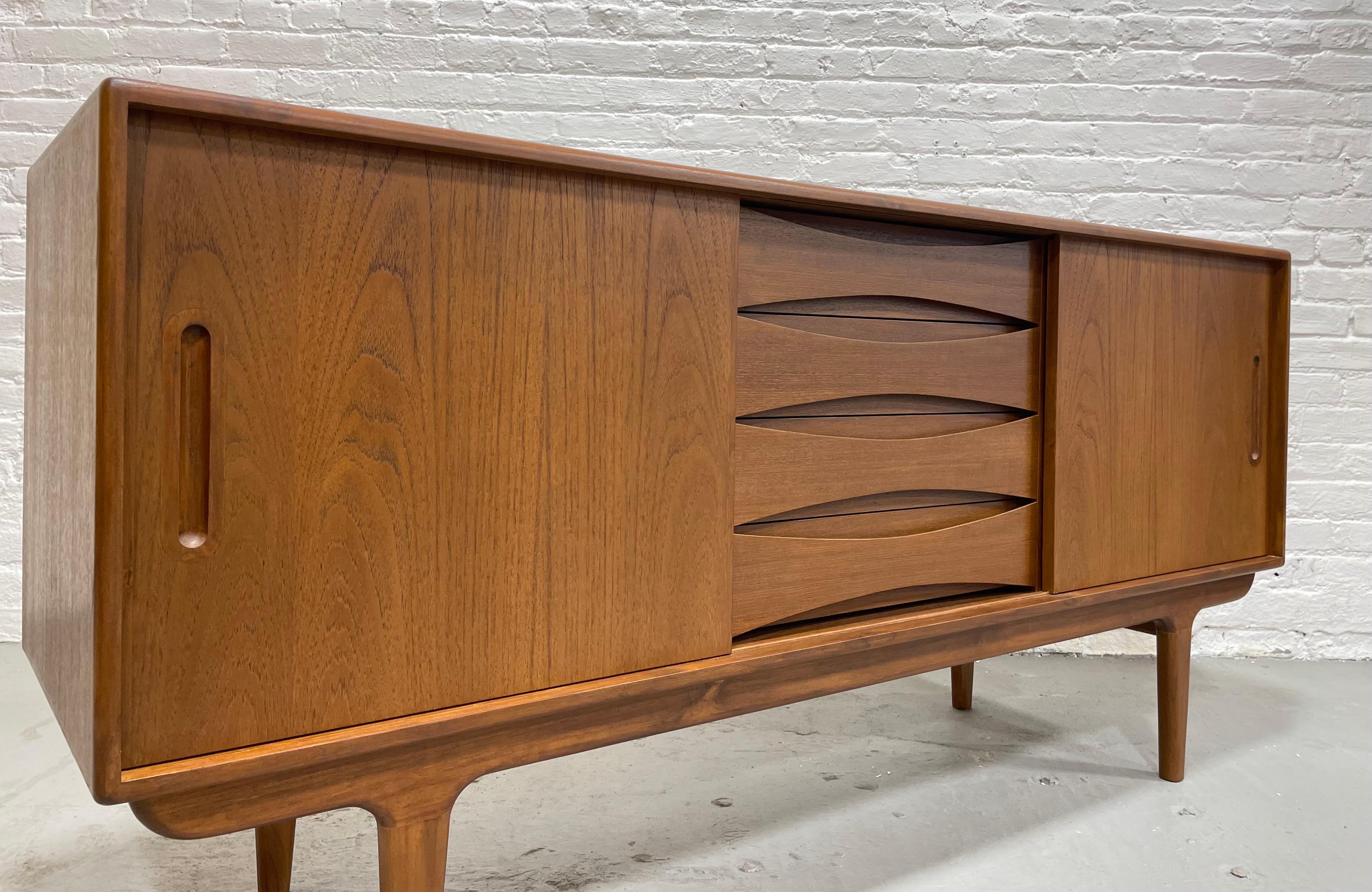 Classic Mid-Century Modern Styled Credenza / Media Stand For Sale 5