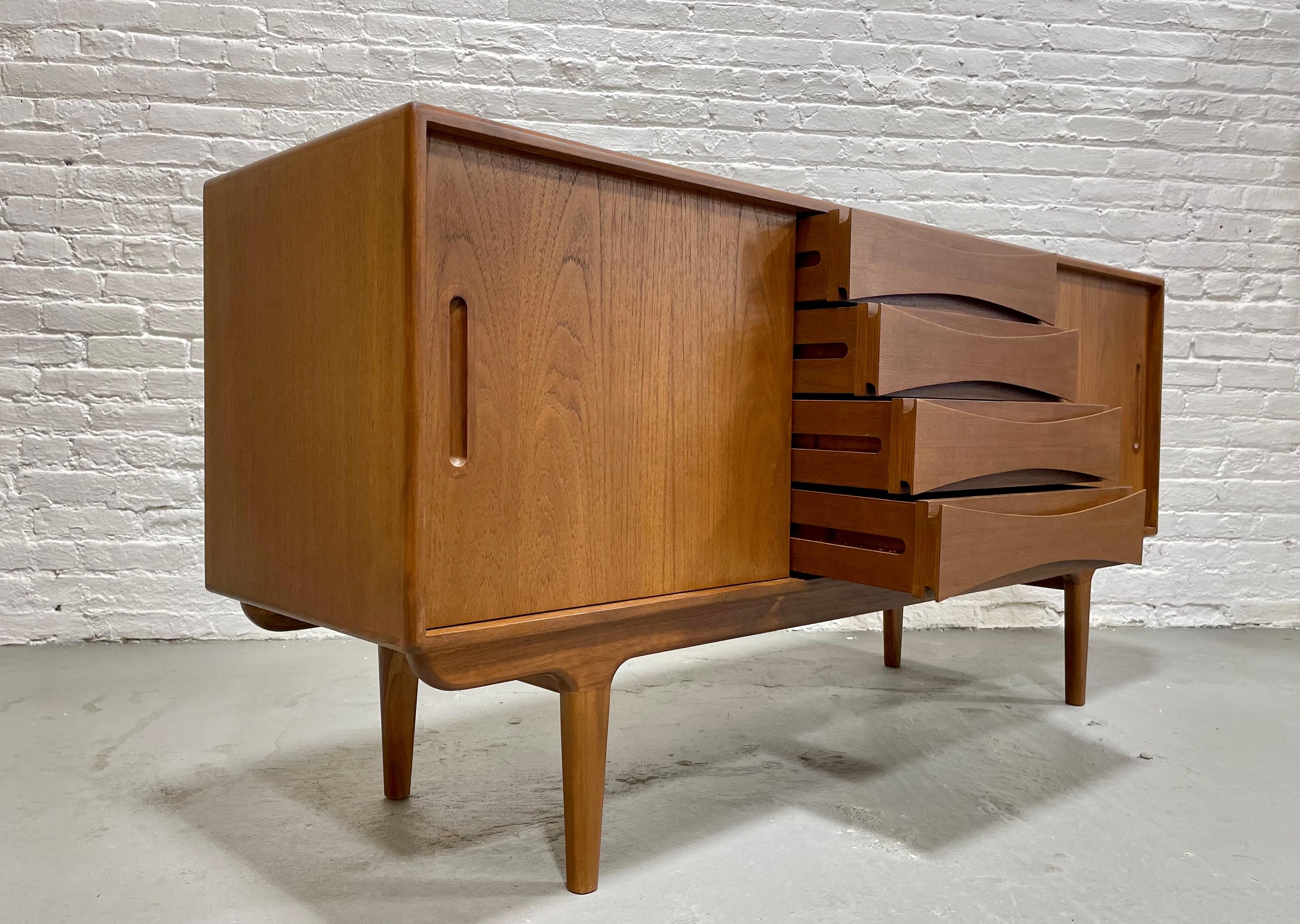 Classic Mid-Century Modern Styled Credenza / Media Stand For Sale 6