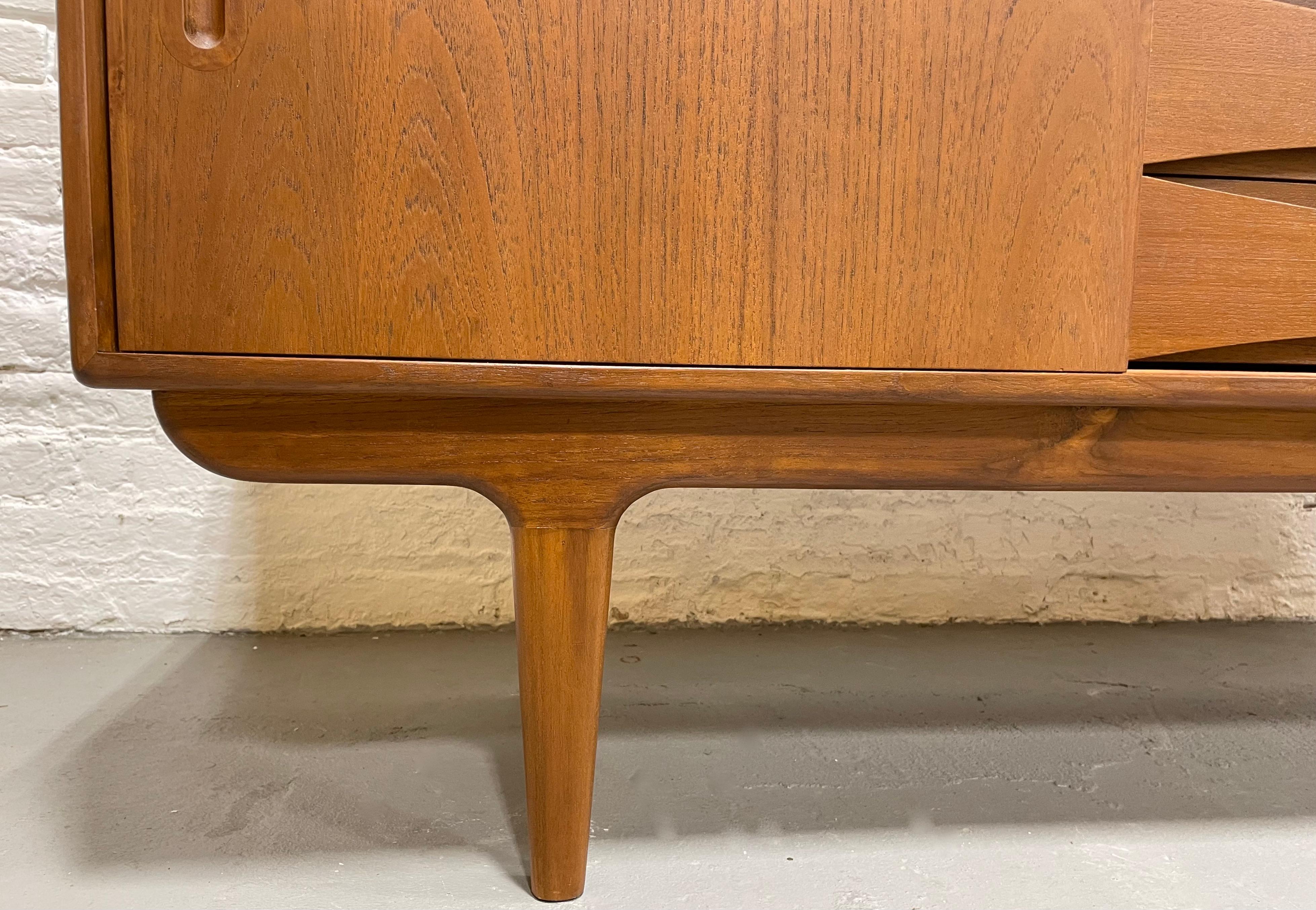 Classic Mid-Century Modern Styled Credenza / Media Stand For Sale 1