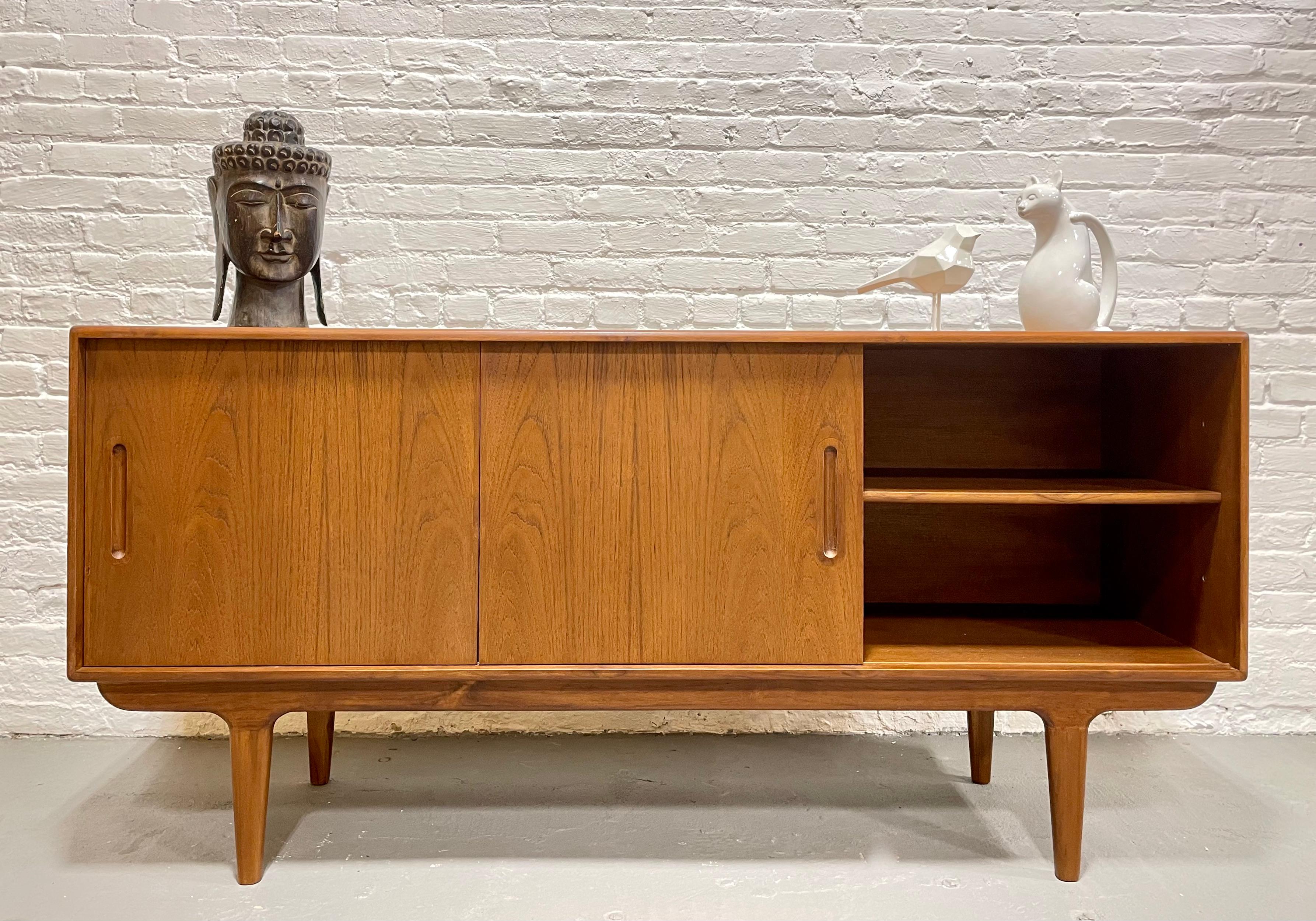 Classic Mid-Century Modern Styled Credenza / Media Stand For Sale 4