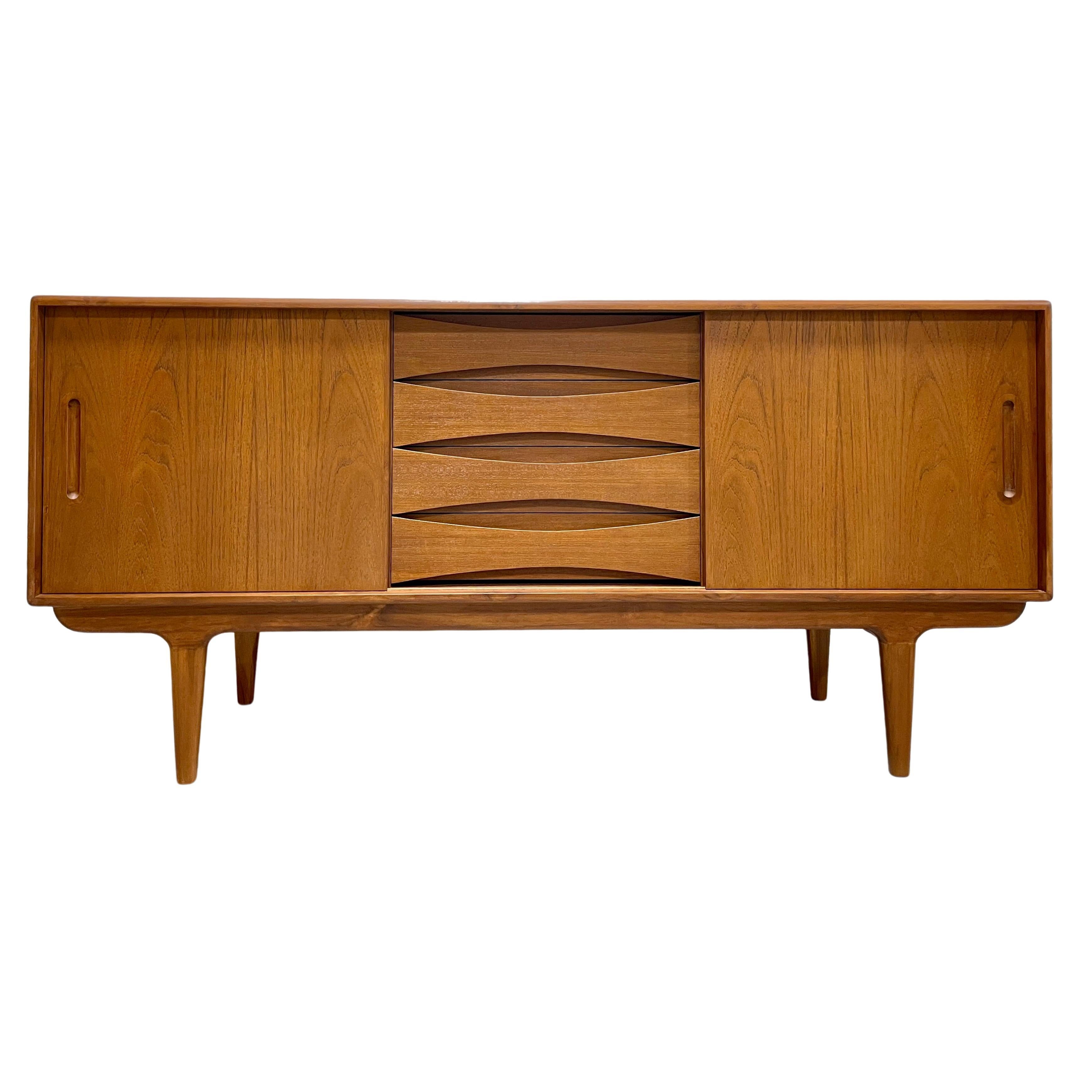 Classic Mid-Century Modern Styled Credenza / Media Stand For Sale