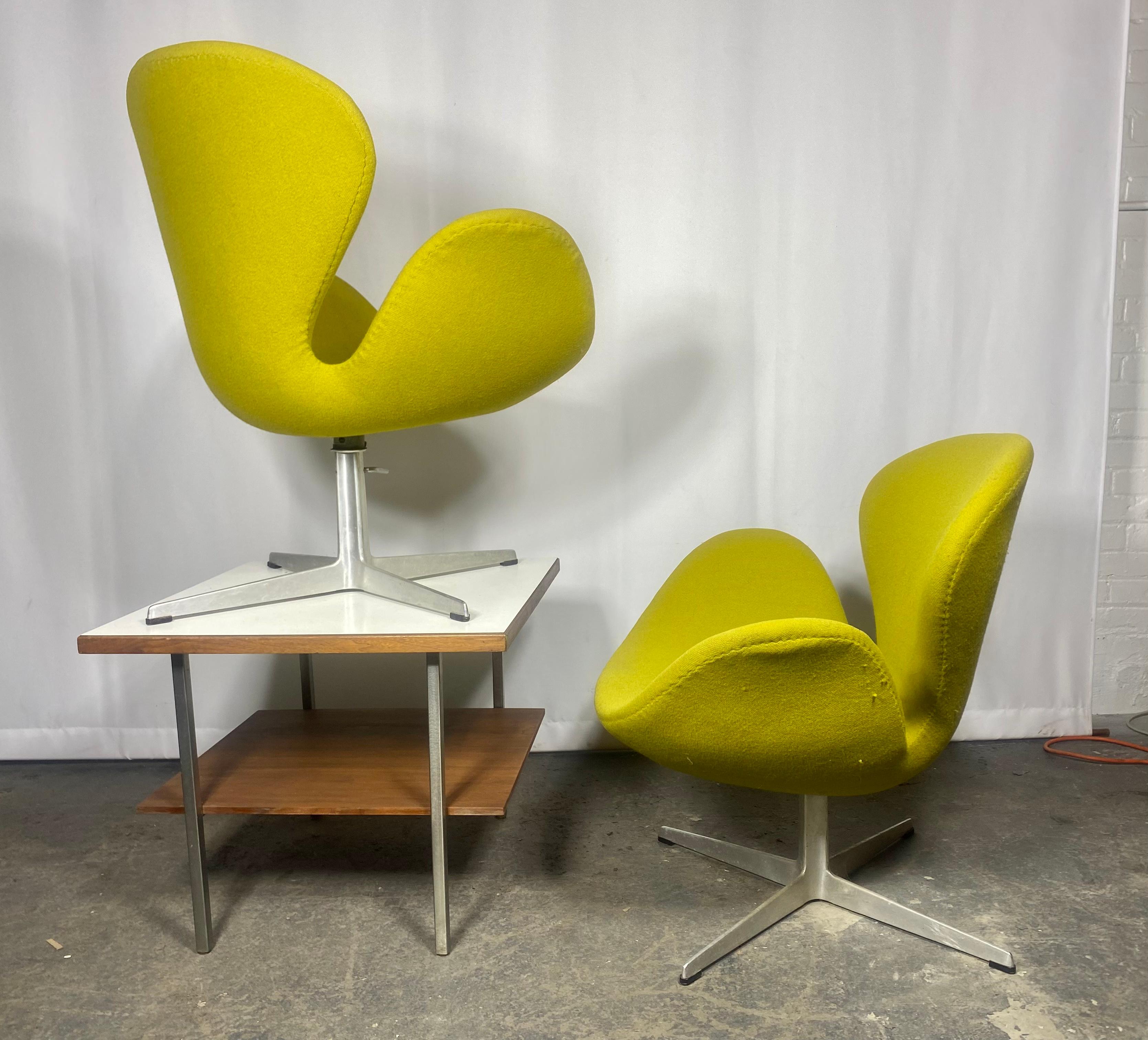 Classic Mid Century Modern Swan Chairs, Arne Jacobsen/Fritzhansen , Denmark 1968 In Good Condition For Sale In Buffalo, NY