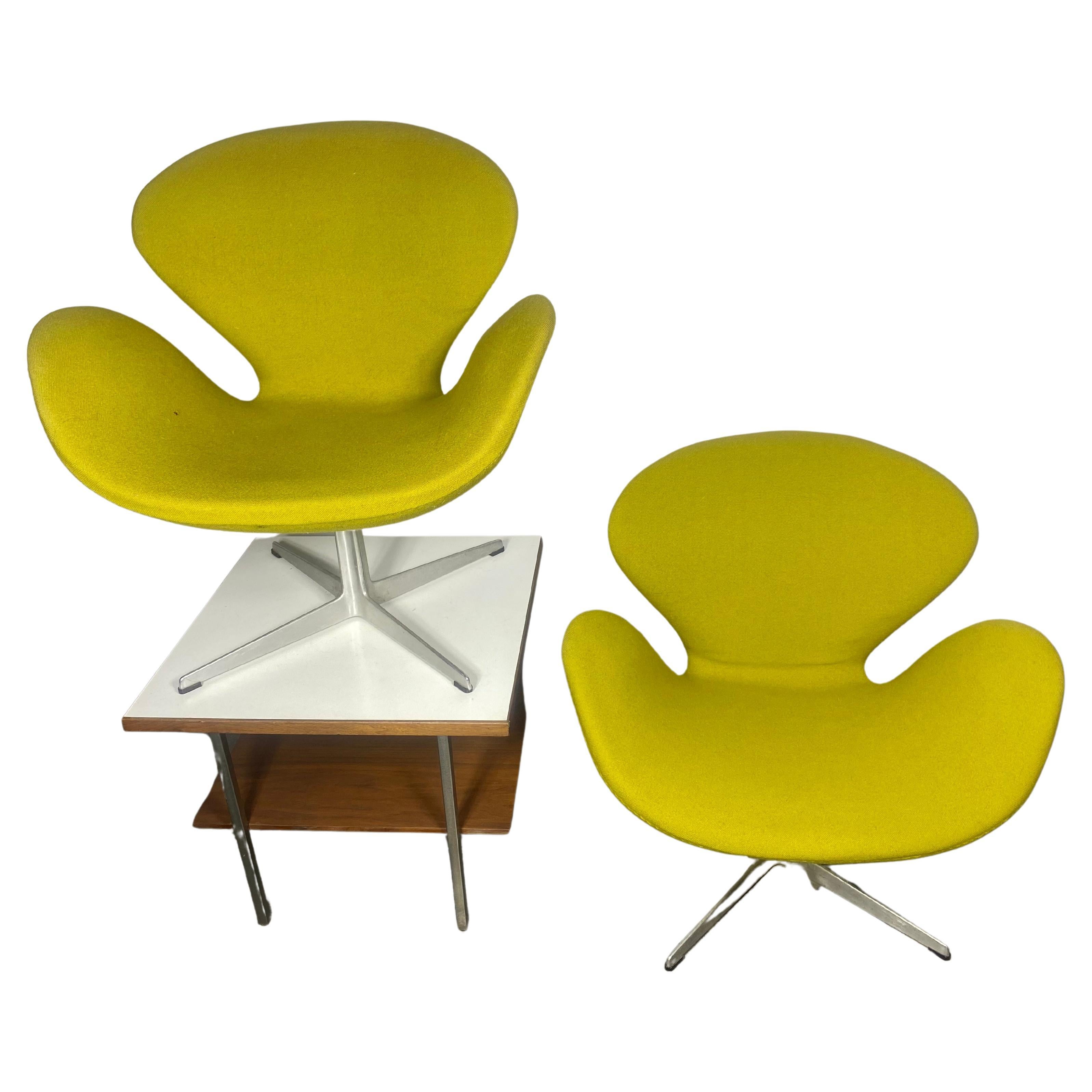 Classic Mid Century Modern Swan Chairs, Arne Jacobsen/Fritzhansen , Danemark 1968 en vente