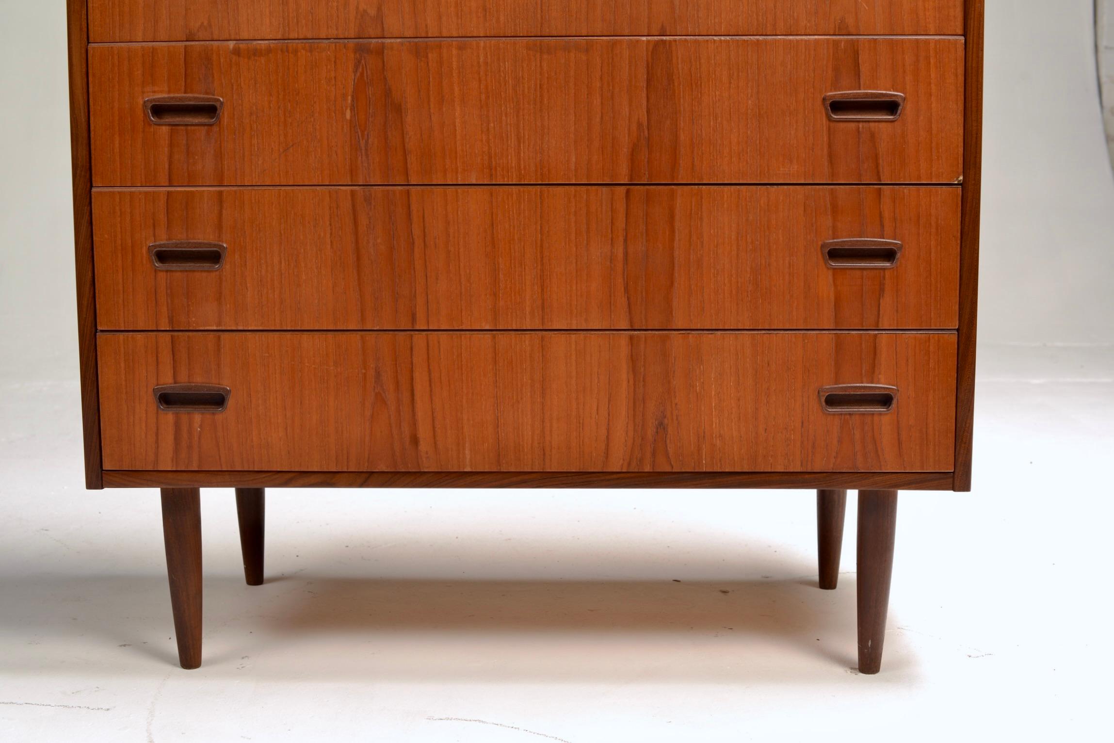 Comò classico Mid Century Modern in teak Tall Boy in vendita 3