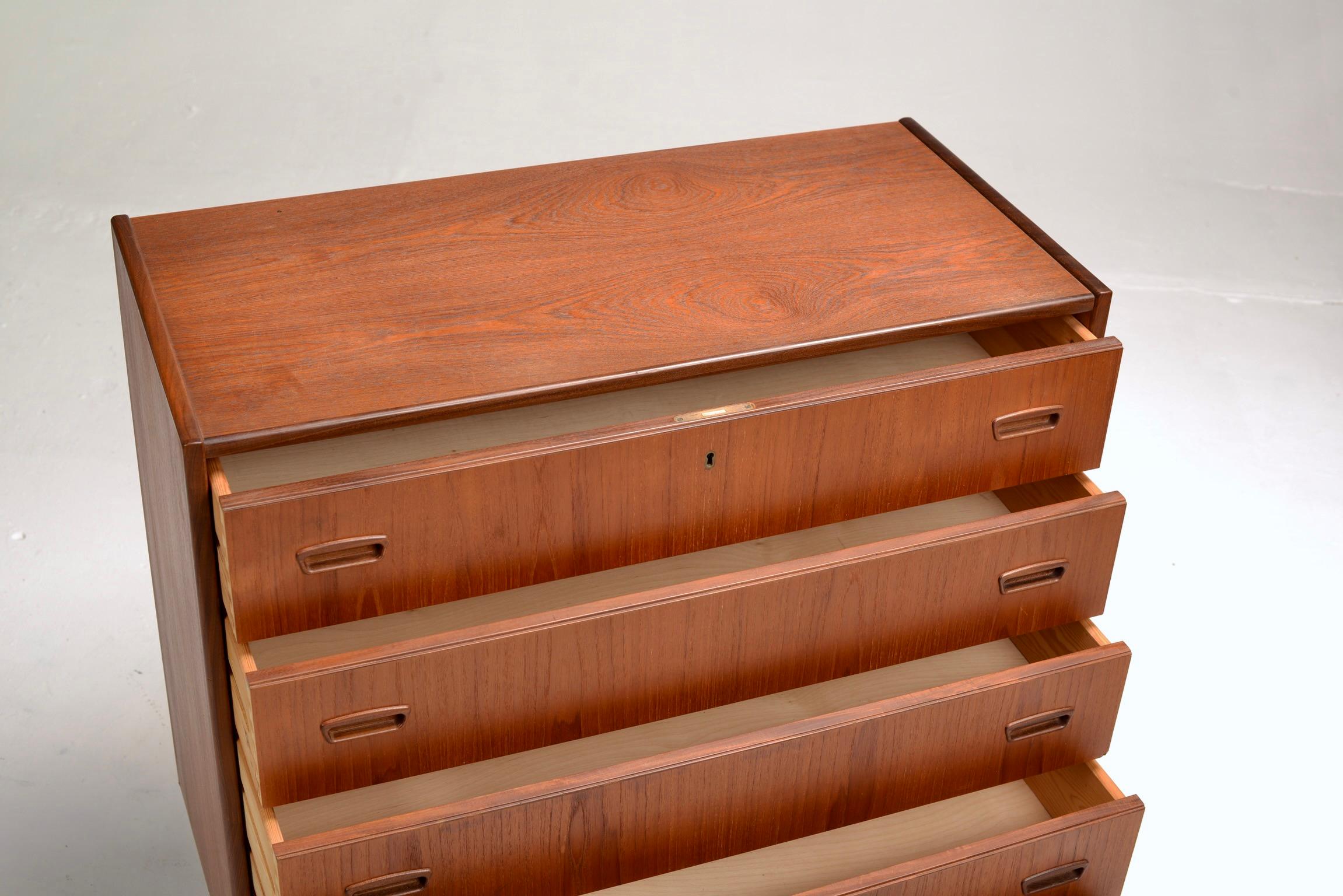 Mid-Century moderno Comò classico Mid Century Modern in teak Tall Boy in vendita