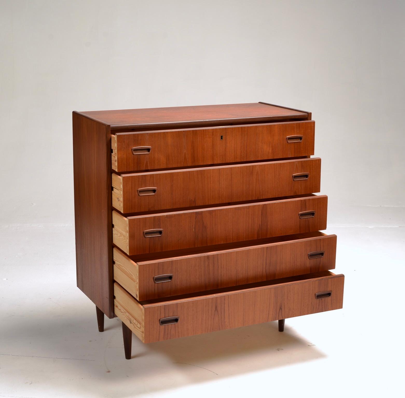 Comò classico Mid Century Modern in teak Tall Boy In condizioni buone in vendita a Los Angeles, CA